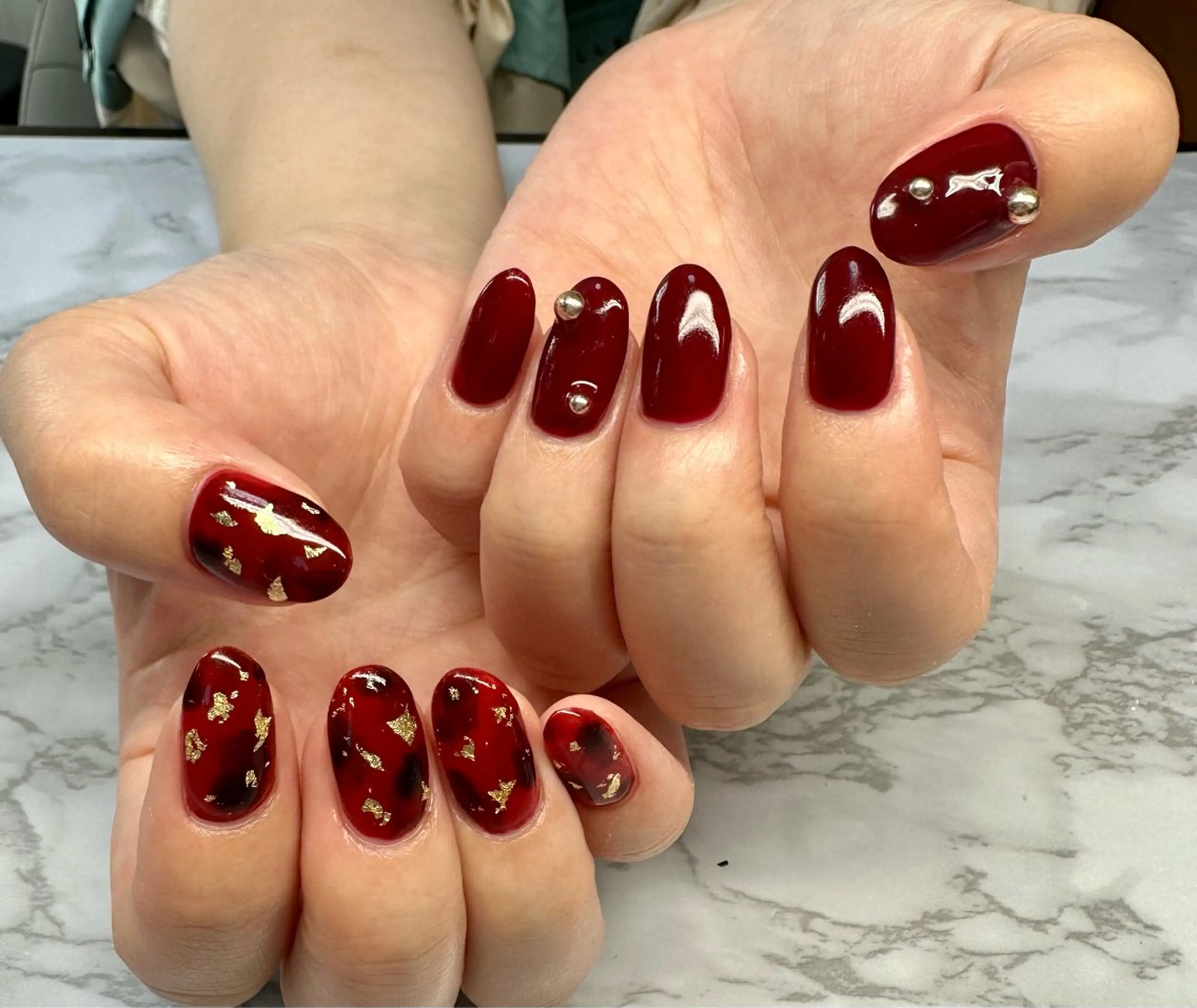 ネイル オーロラネイル べっ甲ネイル ボルドー ニュアンスネイル 赤色 M.N_ nailのネイルデザイン