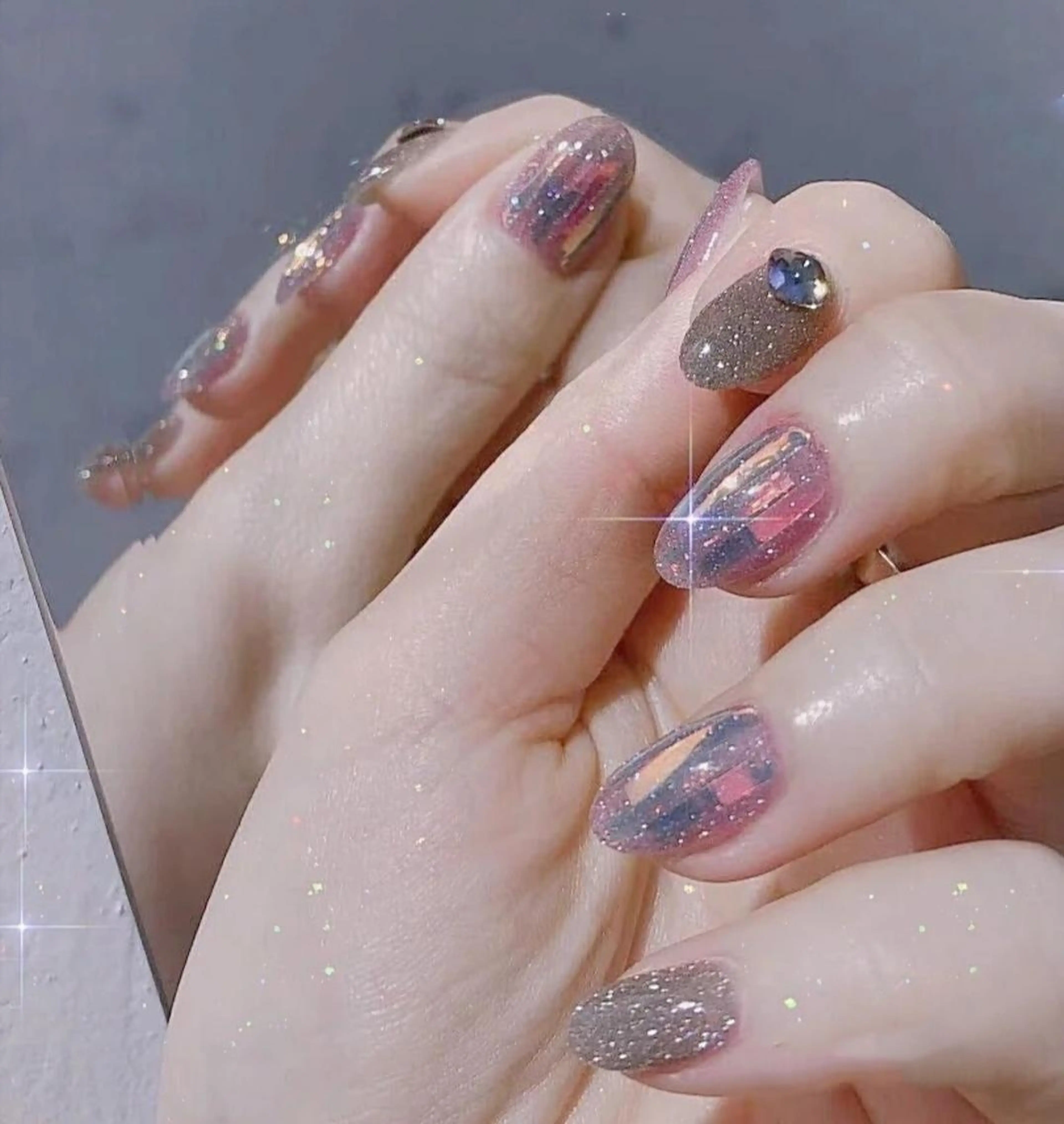 ミディアム ネイル フラッシュネイル キラキラネイル ネイリストゆか💅 長さだし、深爪矯正のネイルデザイン