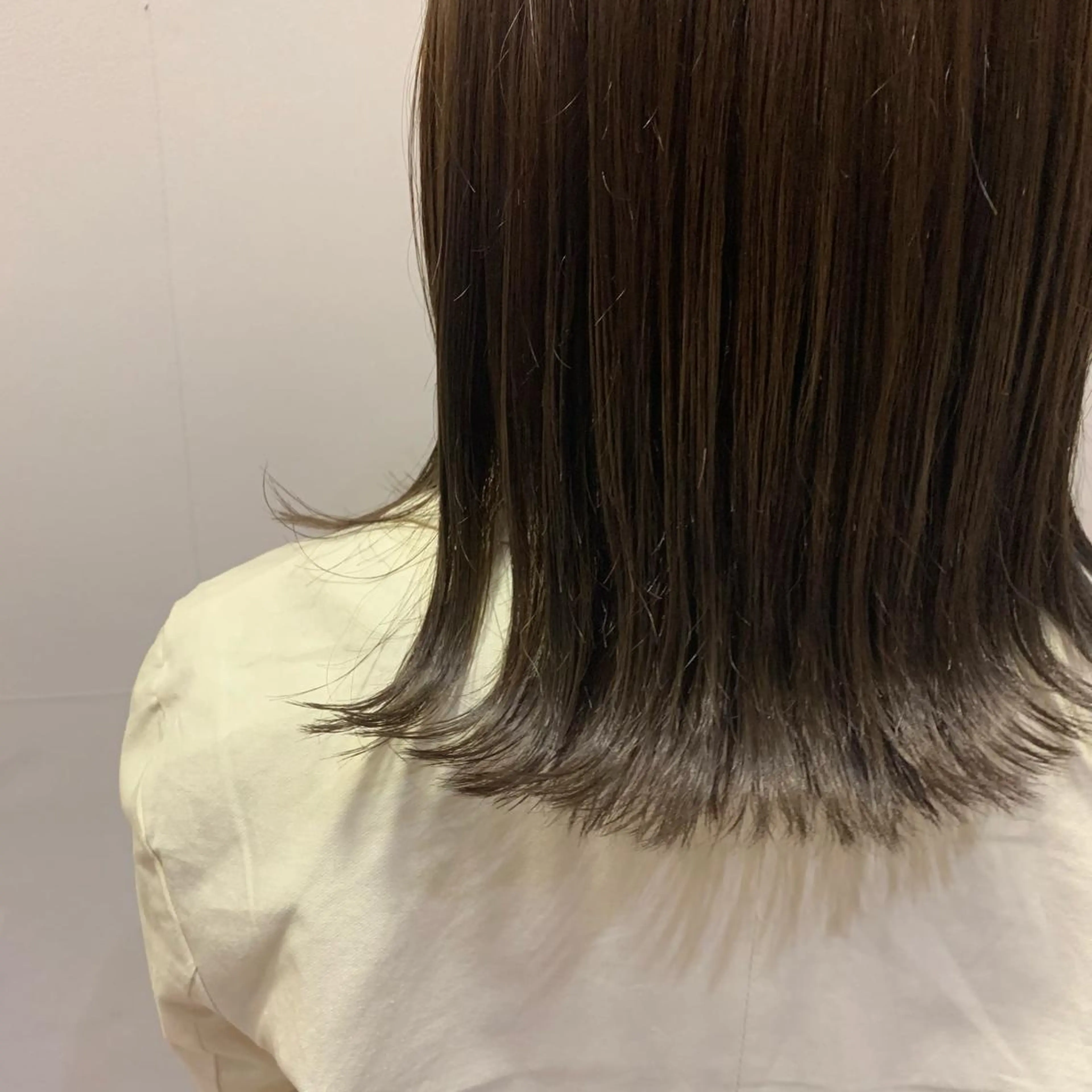 ミディアム 寺尾 綾乃のヘアスタイル