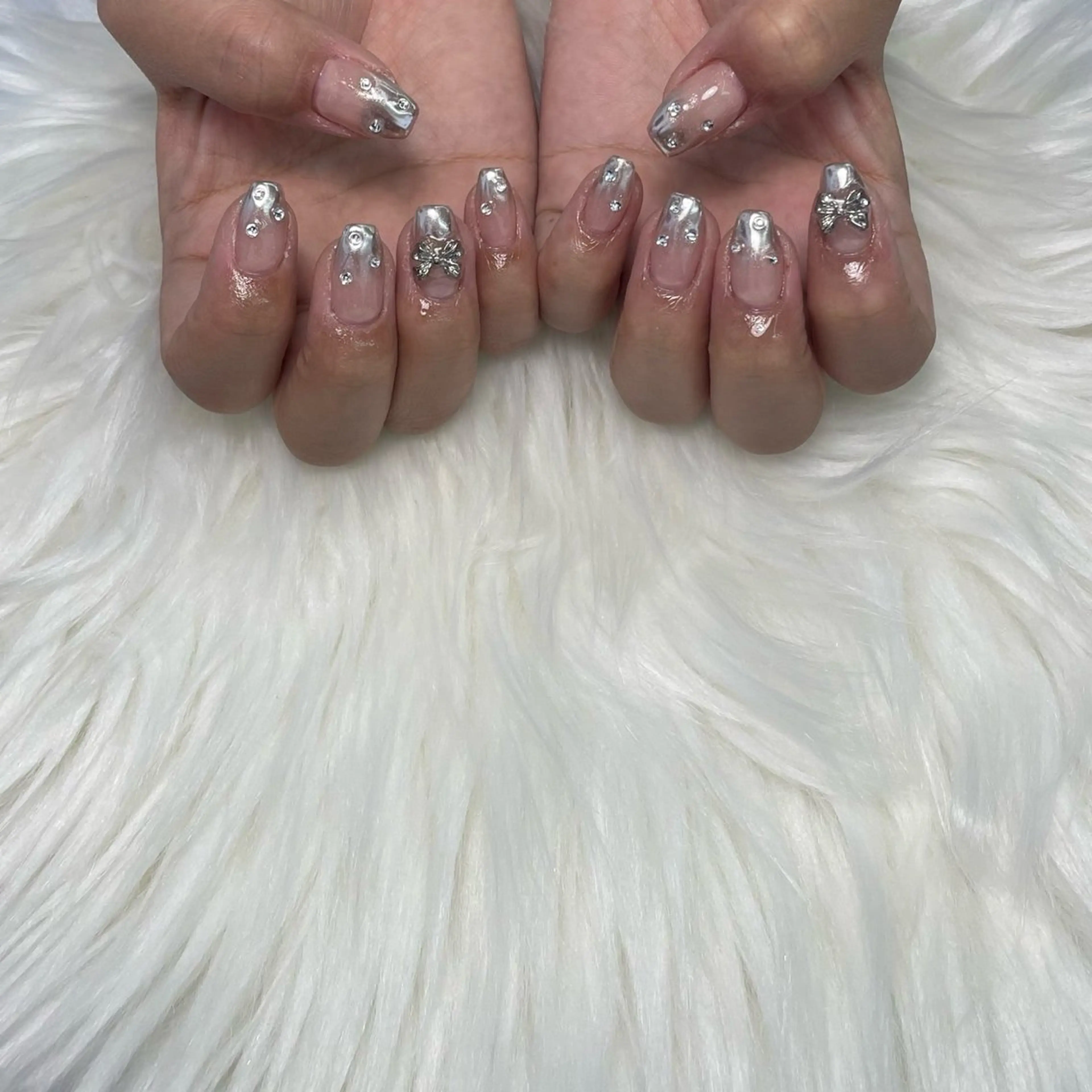 ネイル フレンチネイル 韓国ネイル ミラーネイル リボン シルバー ハンドネイル Queen Stella所属・Quee Stllaのネイルデザイン