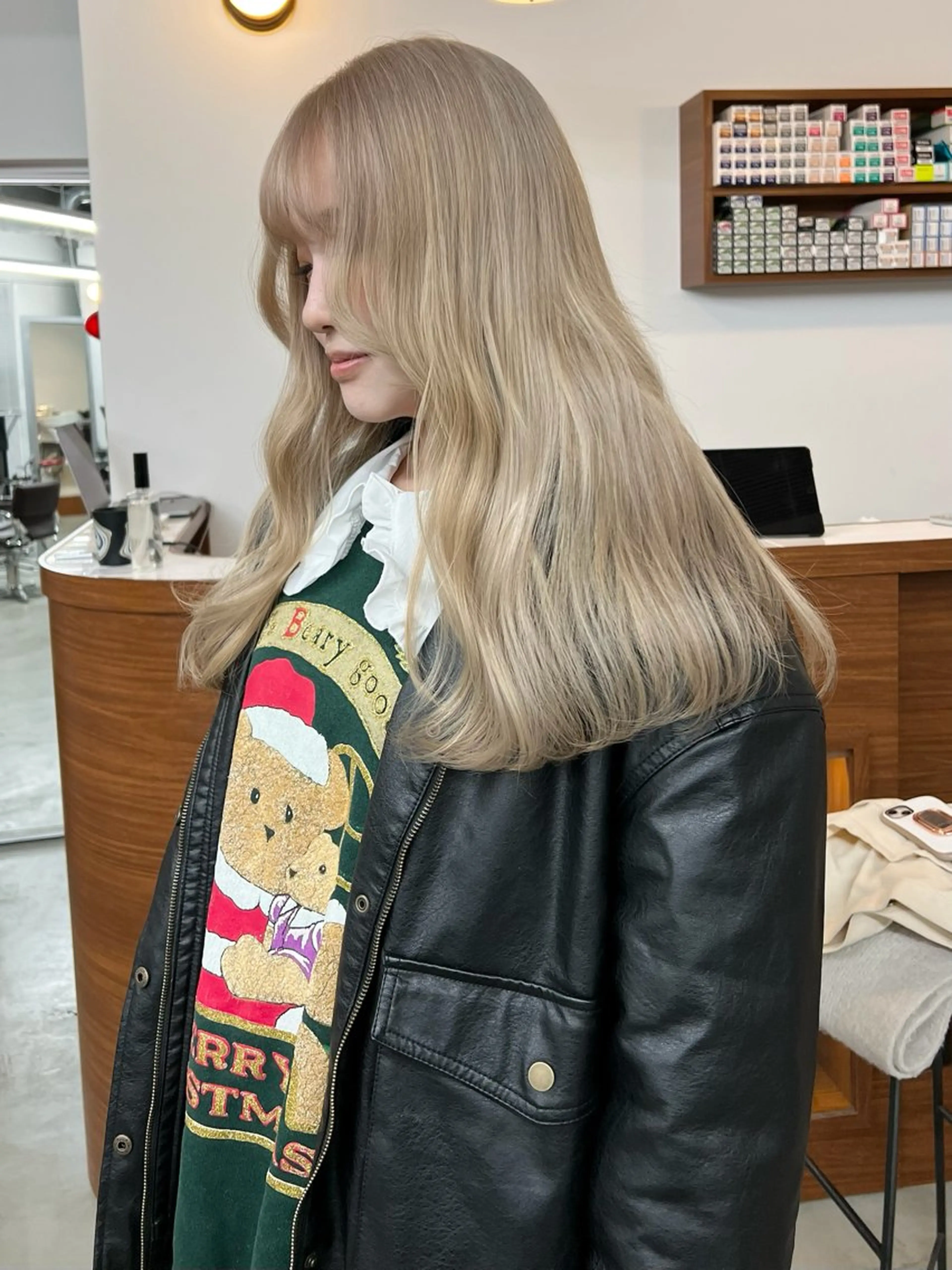 《ホワイトベージュ🍨》ダブルカラー＋トリートメント（ブリーチ1回​〜​）の写真