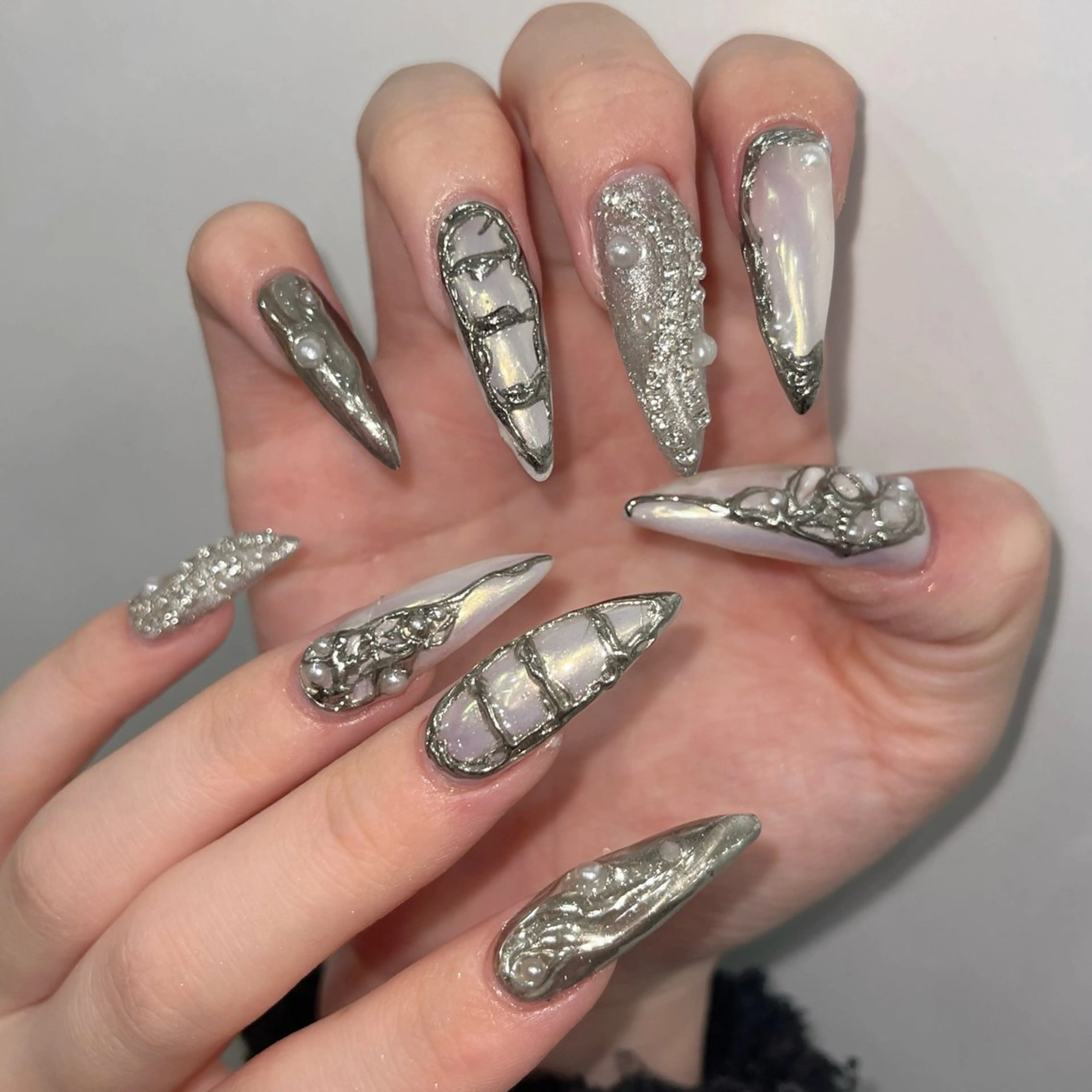 ネイル シルバー ホワイト ハンドネイル moca  心斎橋店所属・moca心斎橋店 Aina🐈‍⬛🤍のネイルデザイン