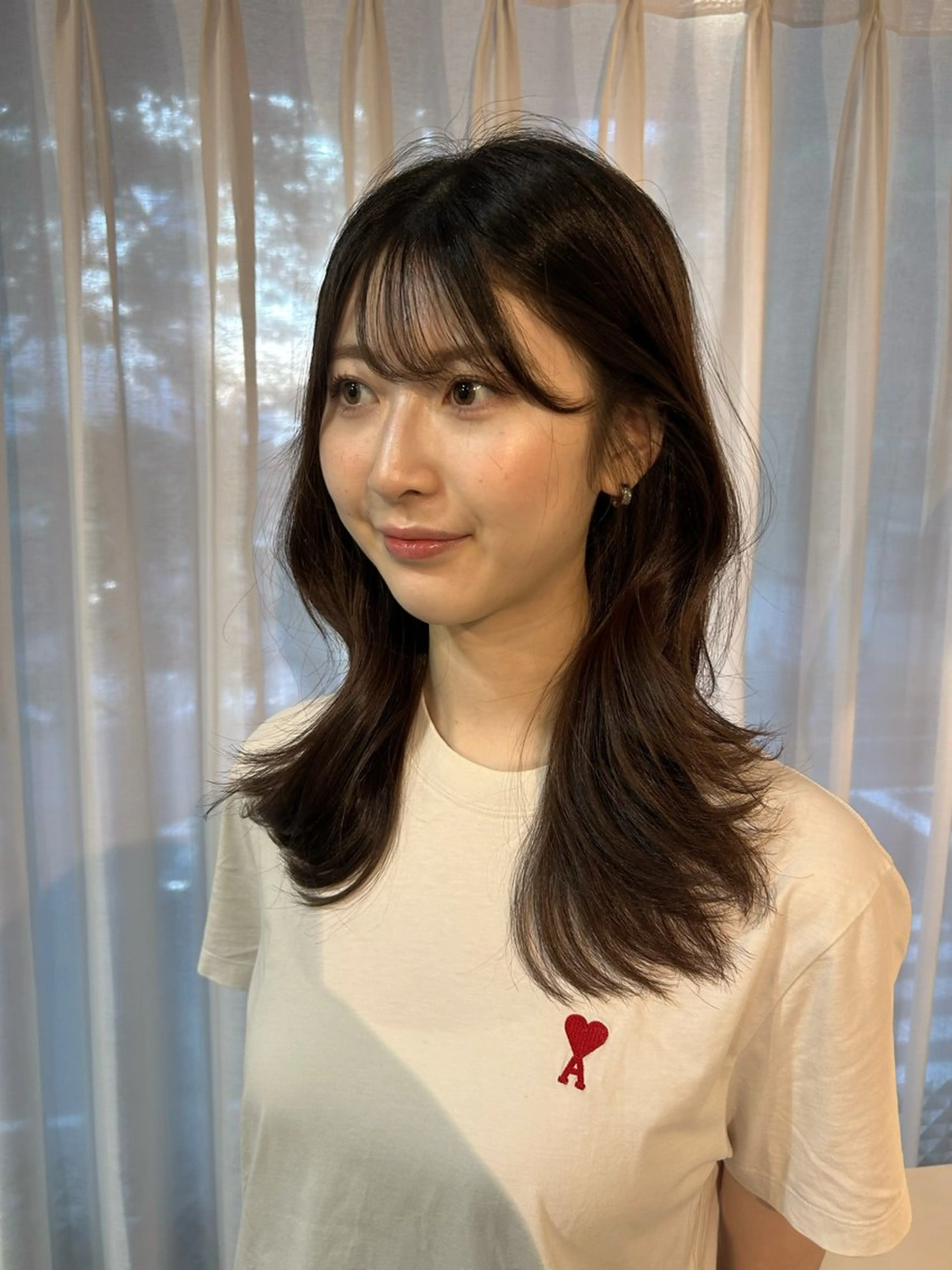 ミディアム 顔周りカット シースルーバング 'AXISガスビル Rinのヘアスタイル