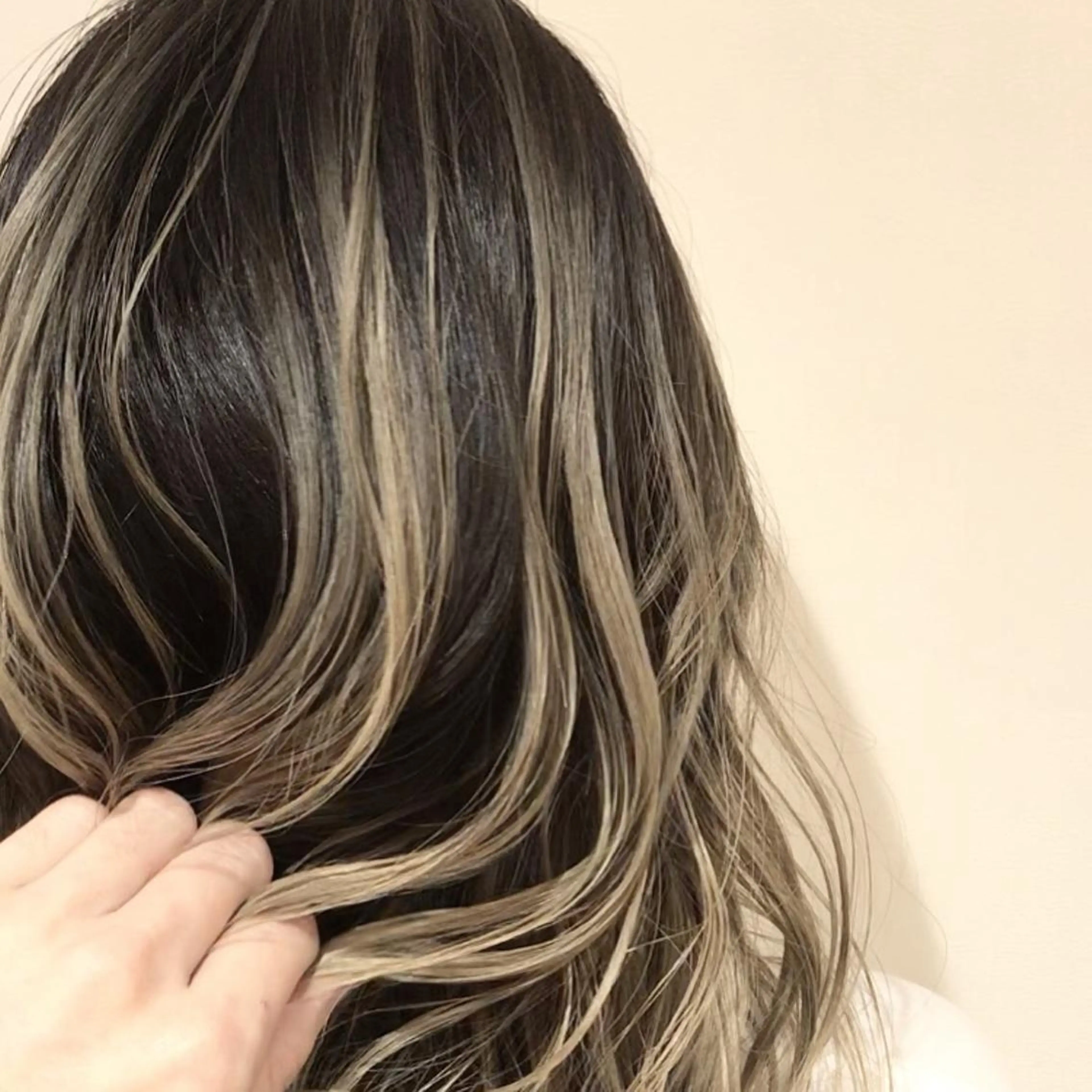 ミディアム カラー アッシュ アッシュグレー アッシュグレージュ バレイヤージュ ベージュカラー AMI Hair  supply所属・髪質改善カラー 韓国風レイヤーのヘアスタイル