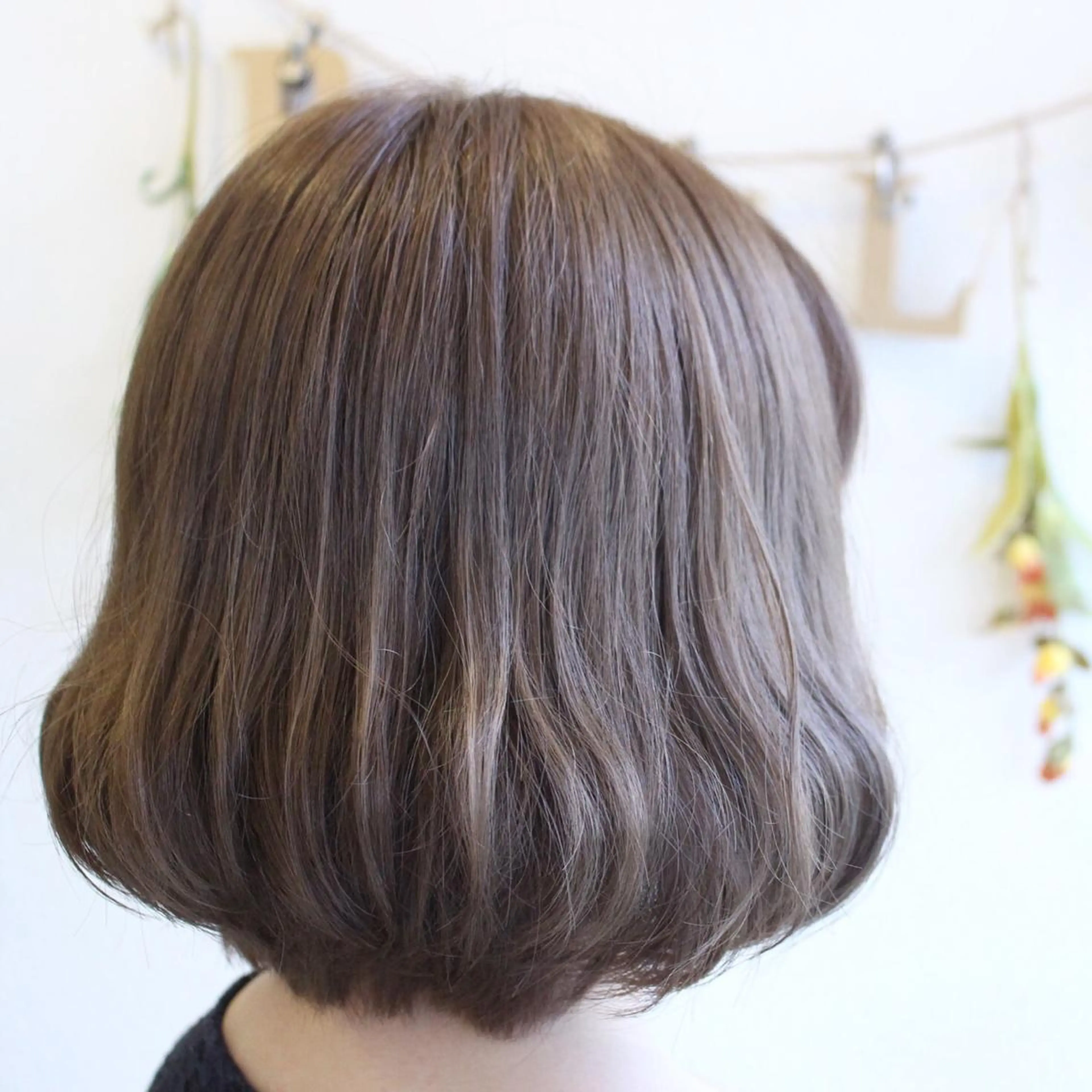 ミディアム カラー 透明感カラー ダークグレー 松本 美香のヘアスタイル