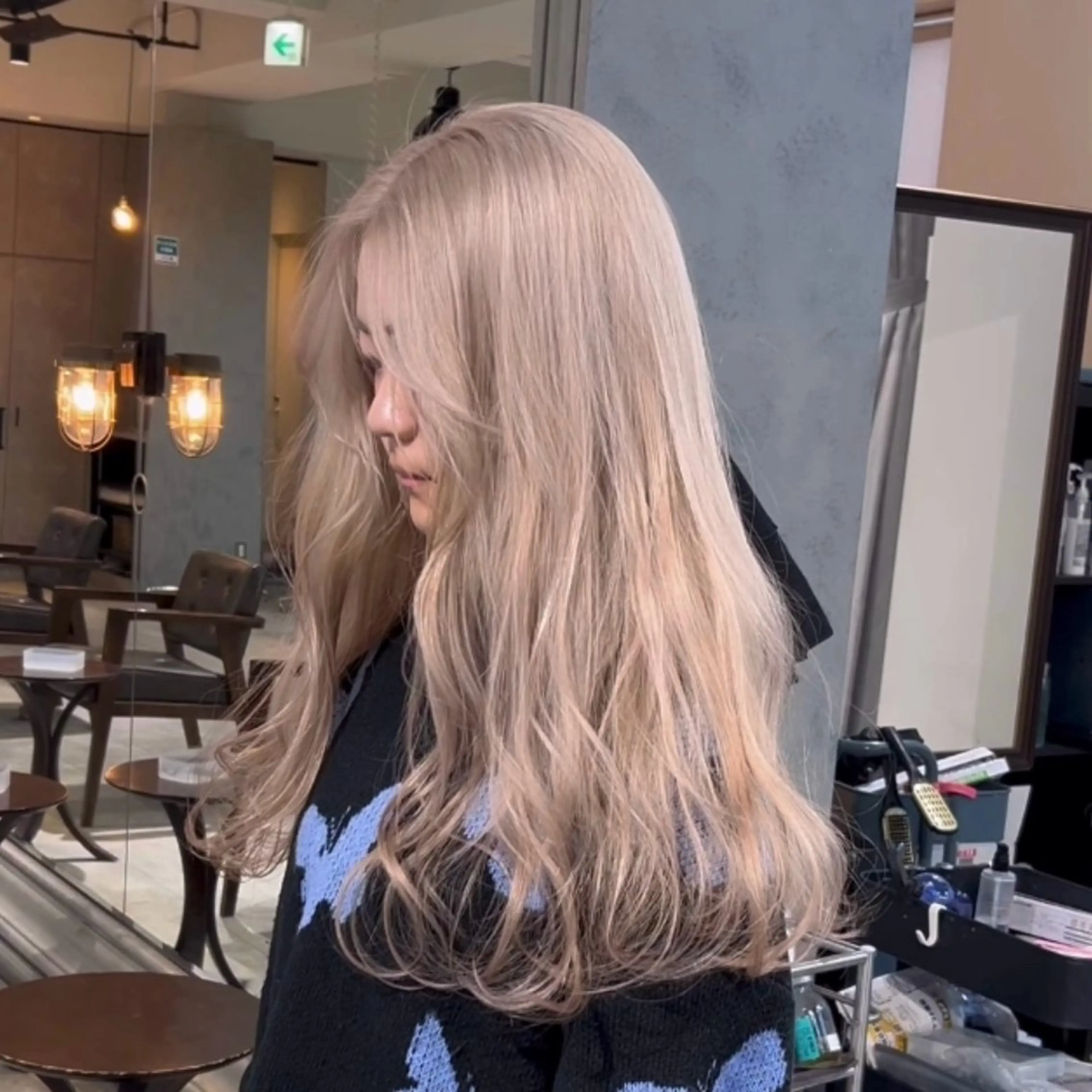 ロング ヘアカラー 🩵ྀིハイトーン みほ🎀🫐のヘアスタイル