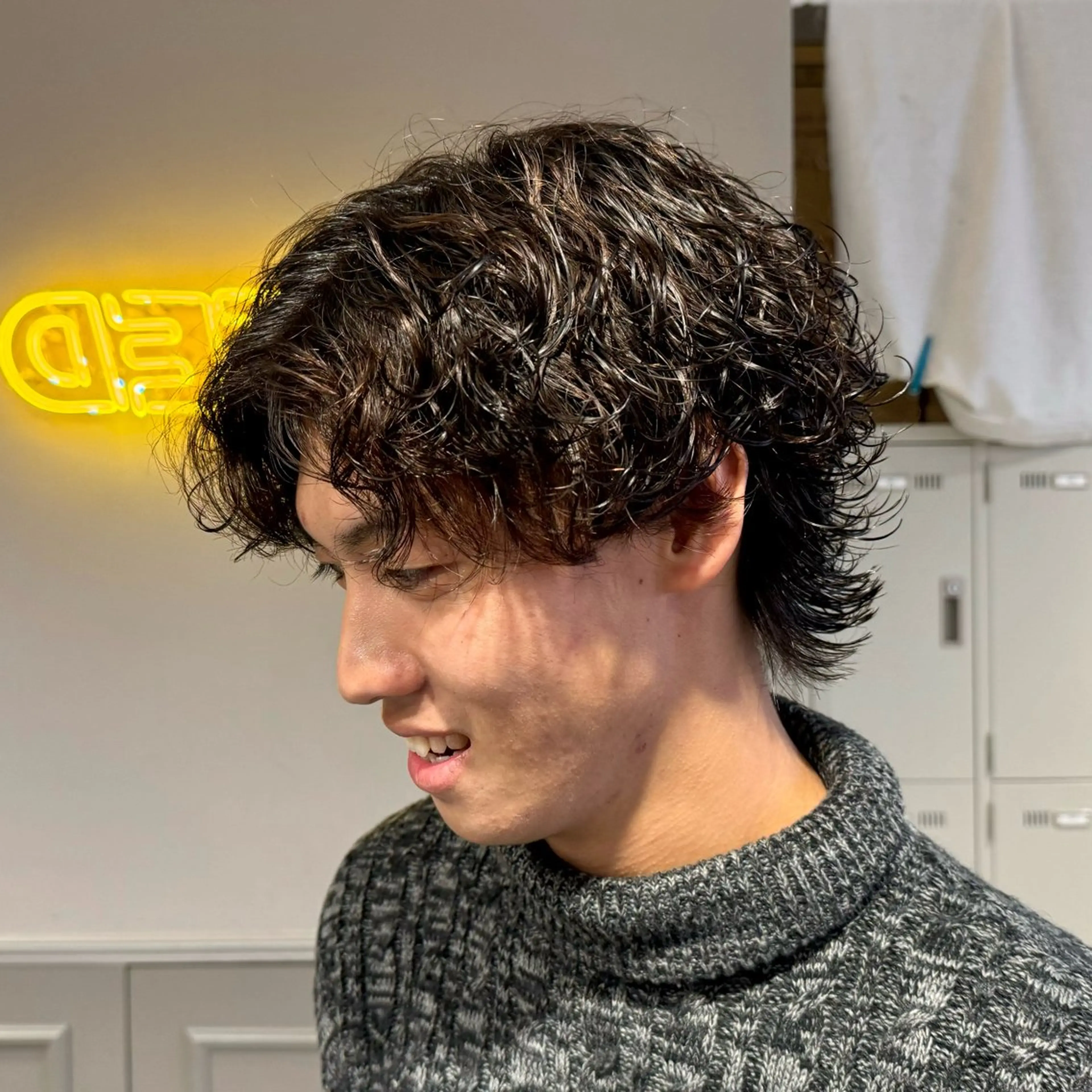 ミディアム パーマ ヘアアレンジ メンズ ミディアムパーマ メンズパーマ メンズウルフカット ウルフカット 顔まわりカット の達人のヘアスタイル