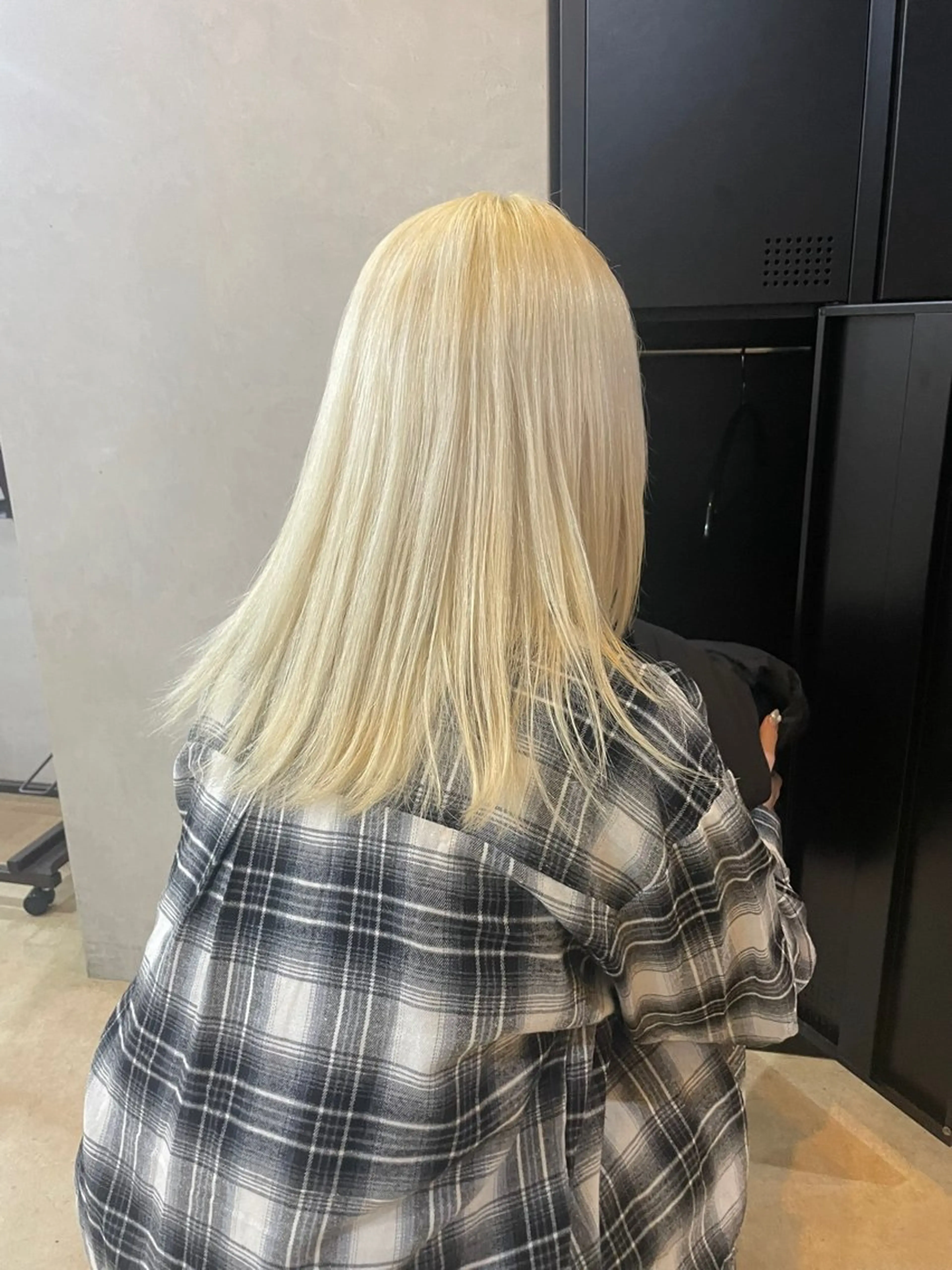 セミロング カラー 抜きっぱなしブロンド ブロンド デザインカラー ハイトーンカラー 髪質改善 Hiroto／ インナーカラー／神戸のヘアスタイル