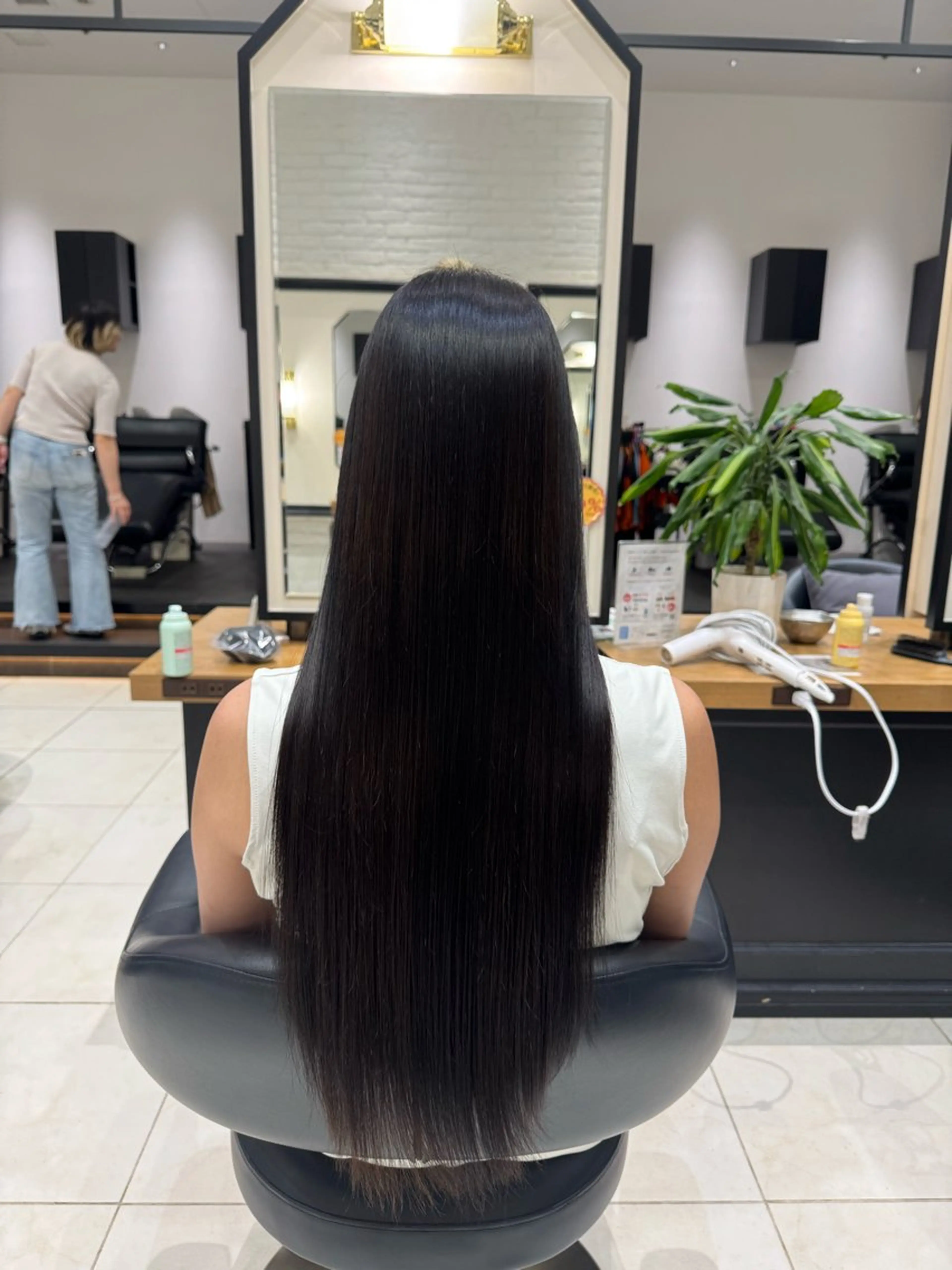 ロング カラー 黒髪 ブラウンカラー グレージュ 伊志嶺 竜季のヘアスタイル