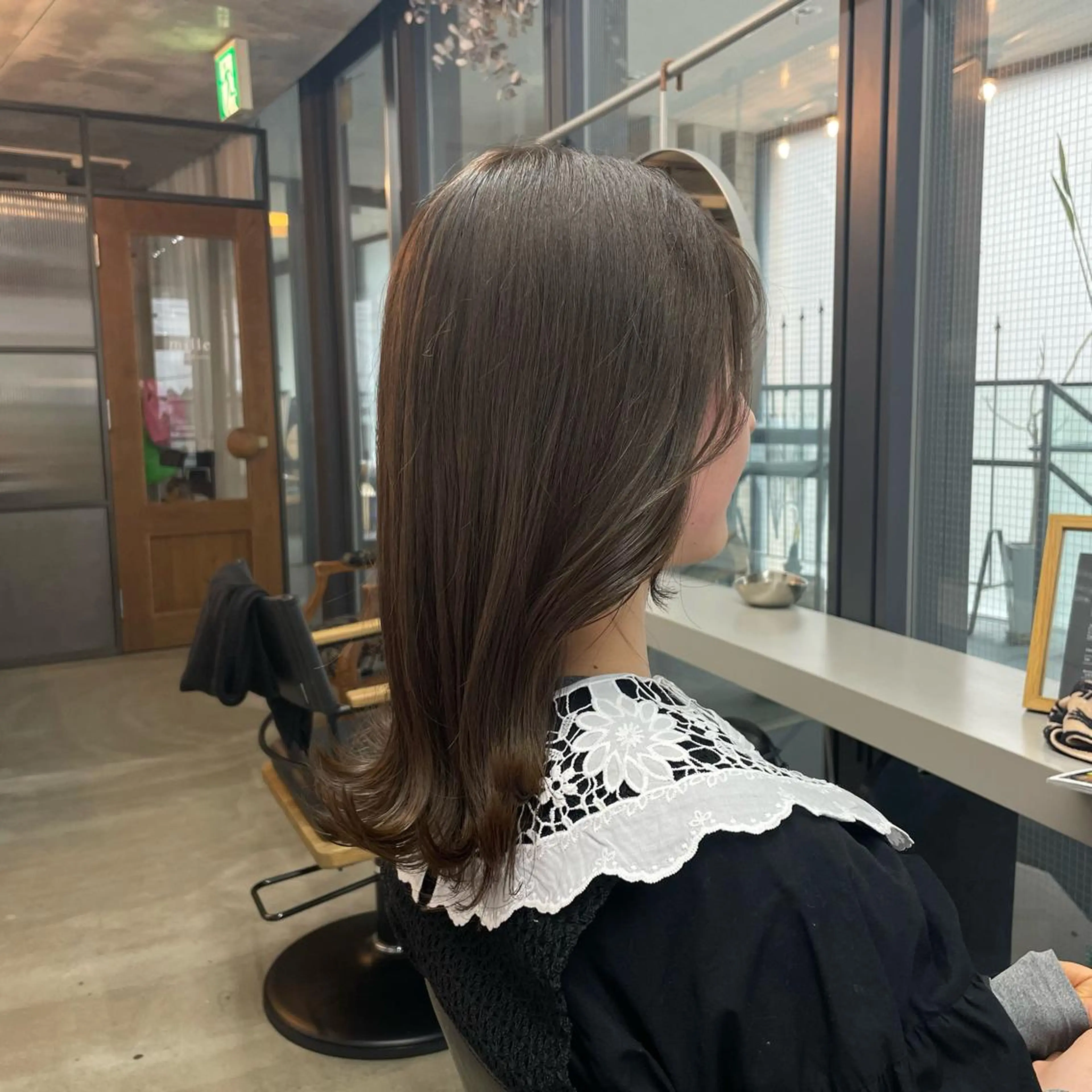 セミロング カラー アディクシーカラー 透明感カラー やすだ しおりのヘアスタイル