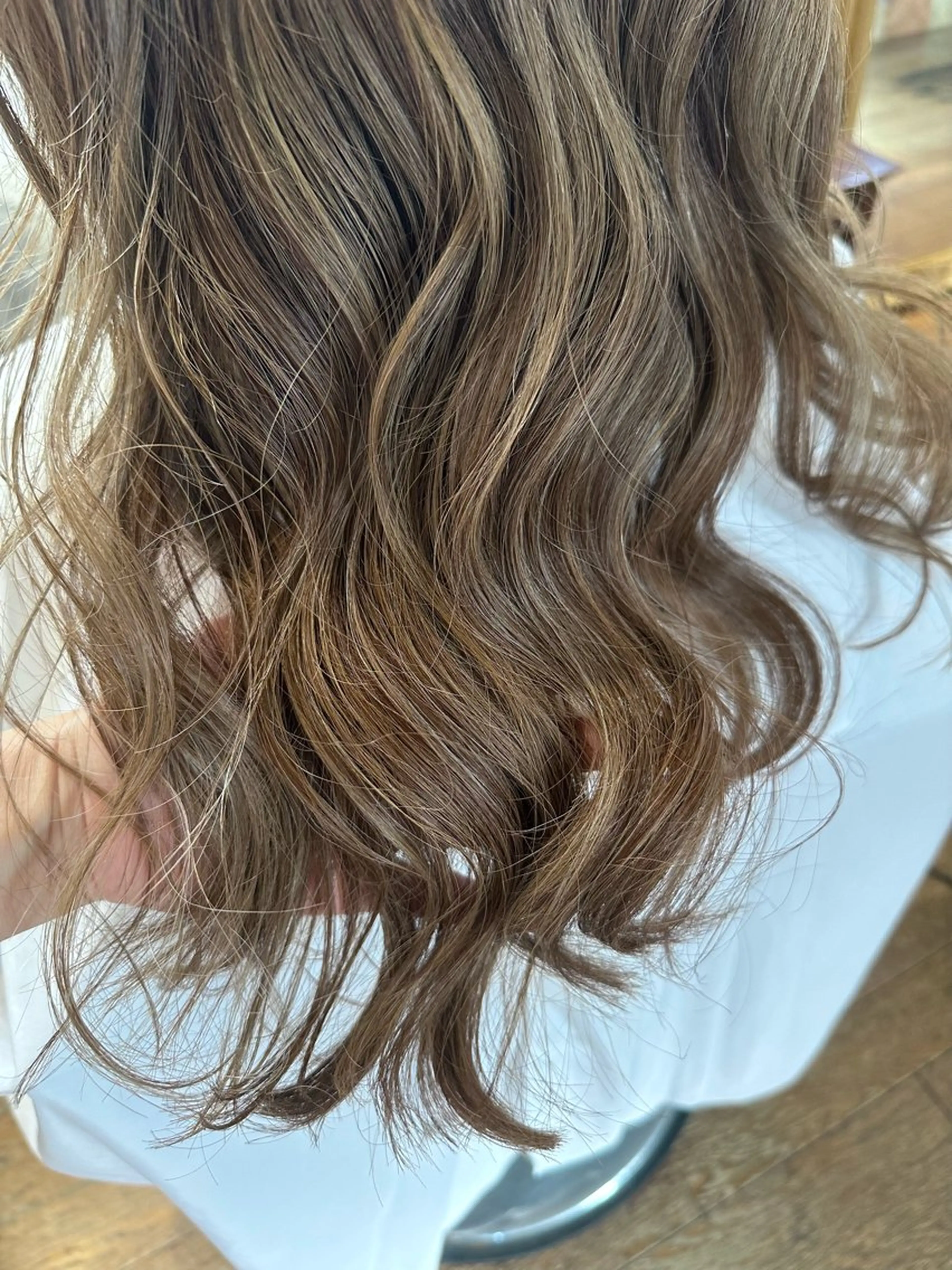 ロング カラー ベージュカラー ハイライトカラー ミルクティーベージュ ハイライト corona hairdesign KAZUE MAEDA所属・マエダ　カズエ🫶 coronahairのヘアスタイル