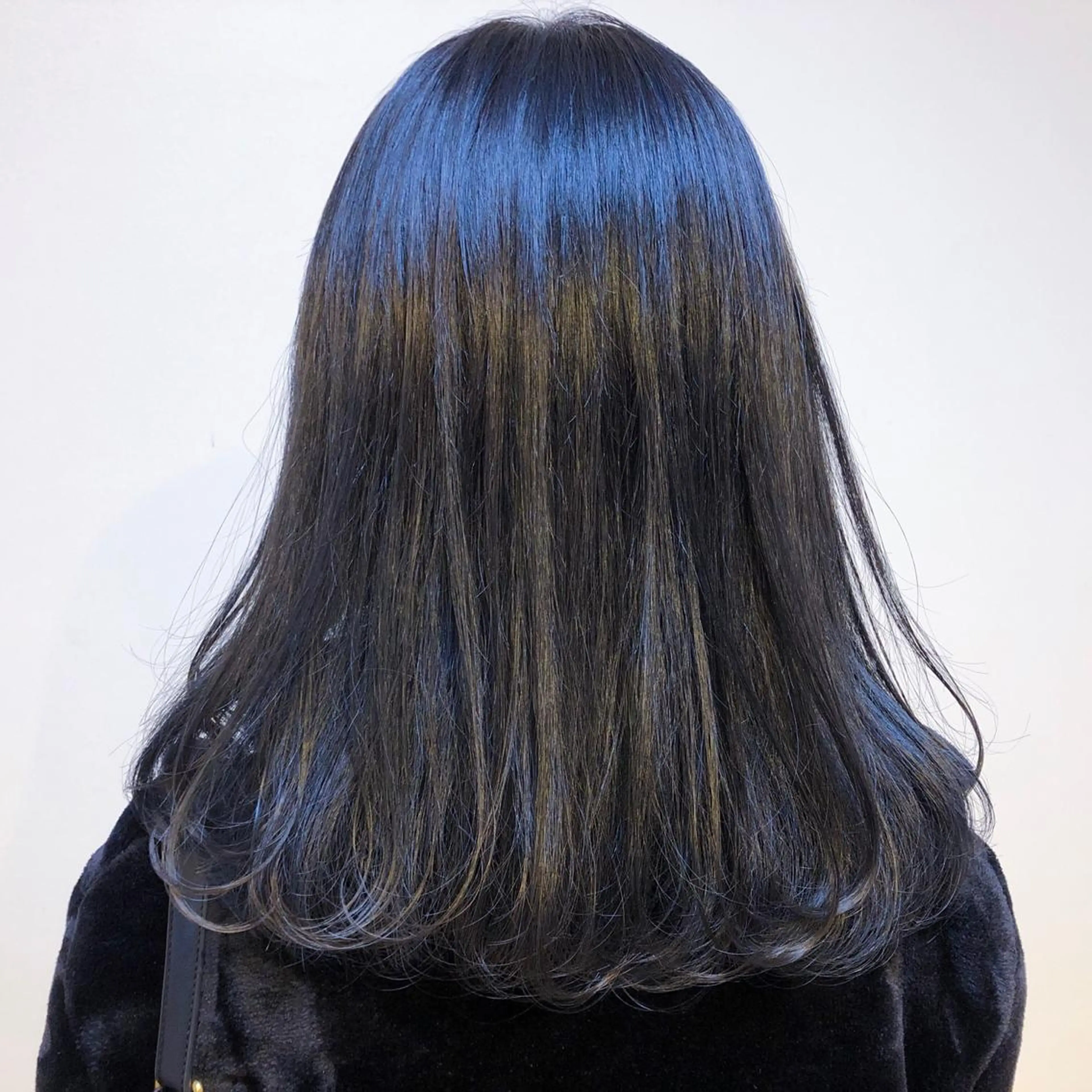 ミディアム カラー アッシュ ダークアッシュ 尾籠 美幸 （オゴモリ ミユキ）のヘアスタイル