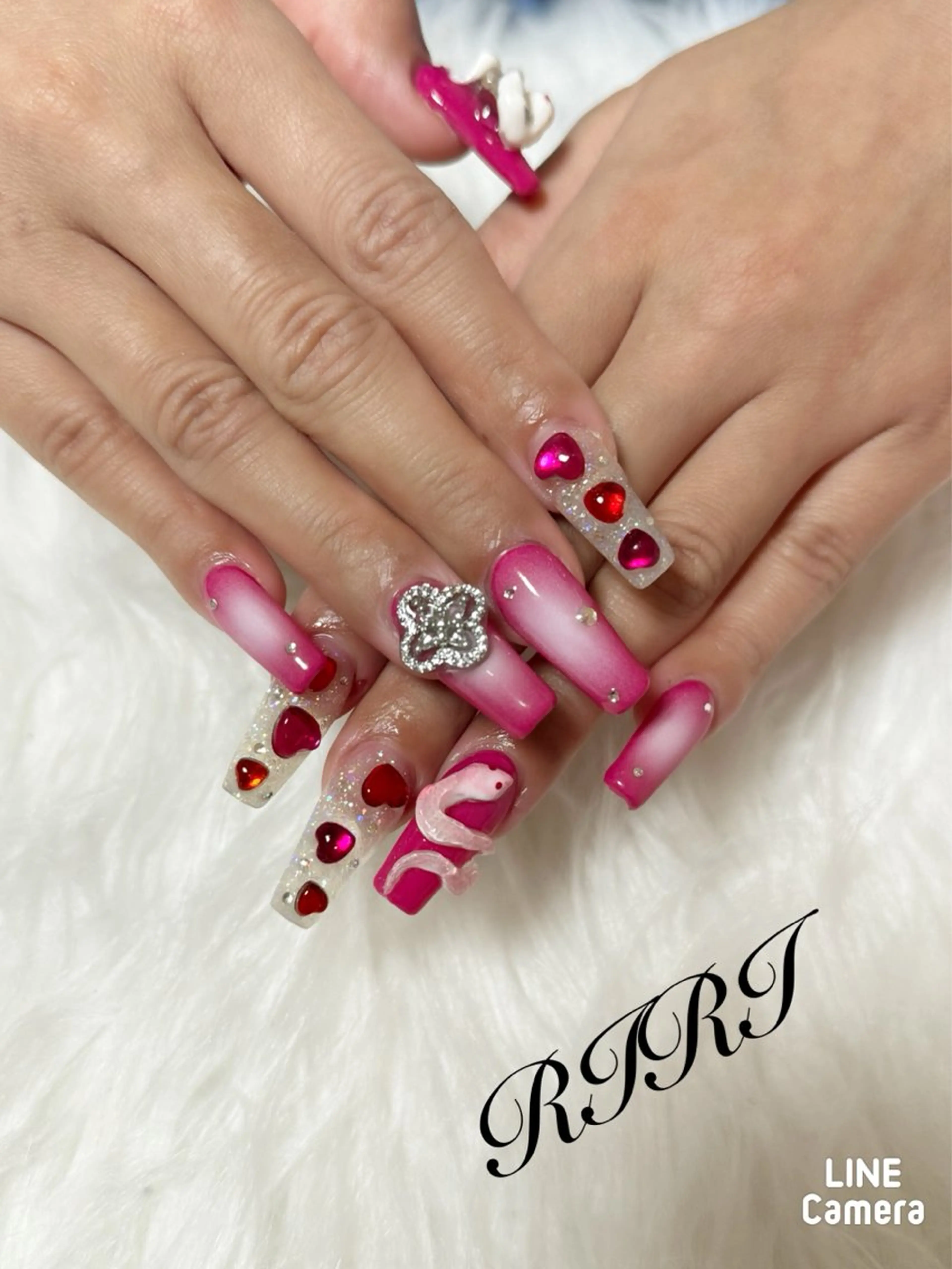 ネイル チークネイル ジェルネイル ハート ラメ(グリッター) ロングネイル riri オーナーのネイルデザイン