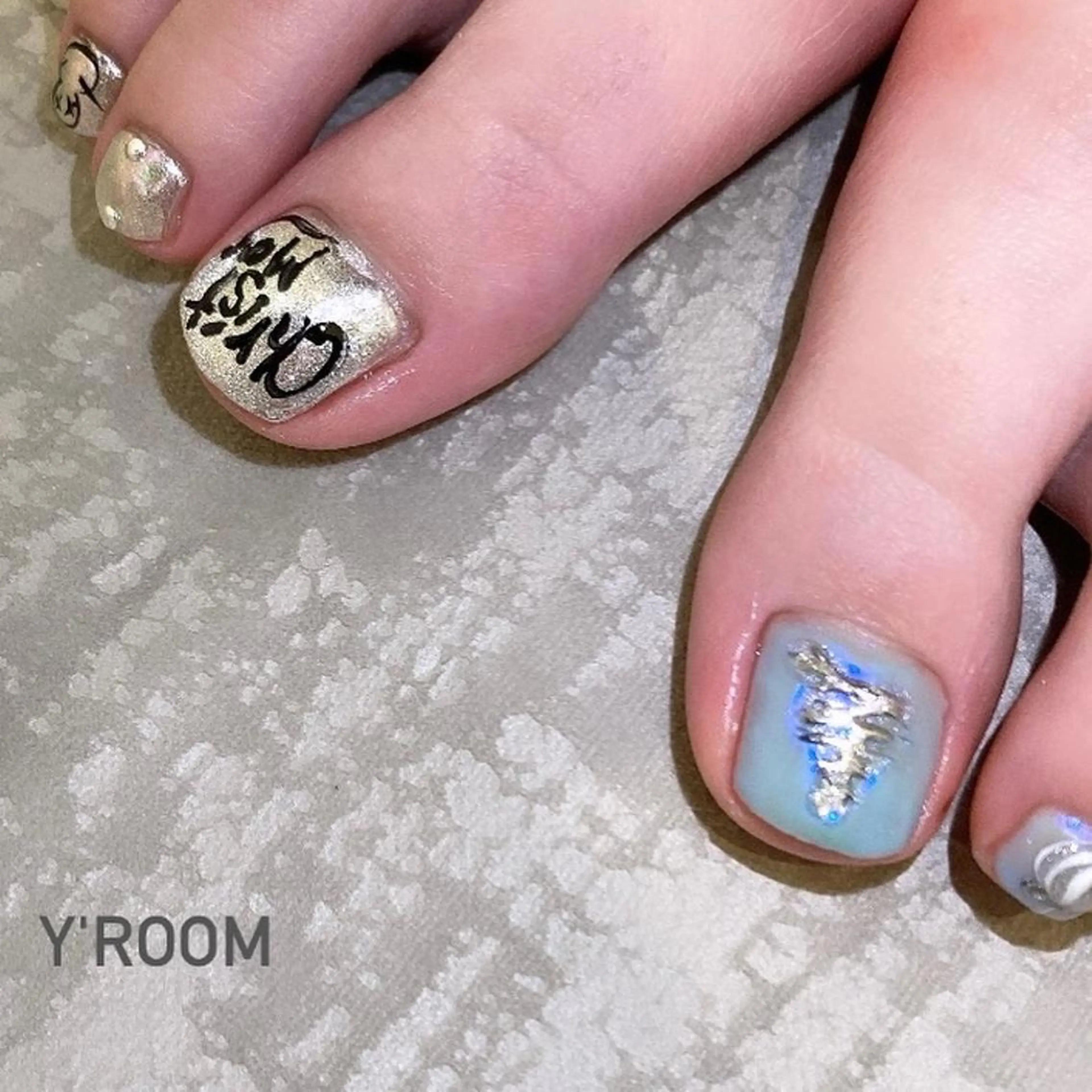 ネイル オーロラネイル フラッシュネイル フットネイル ジェルネイル 氷ネイル・うるうるネイル YUKA （ネイリスト）のネイルデザイン