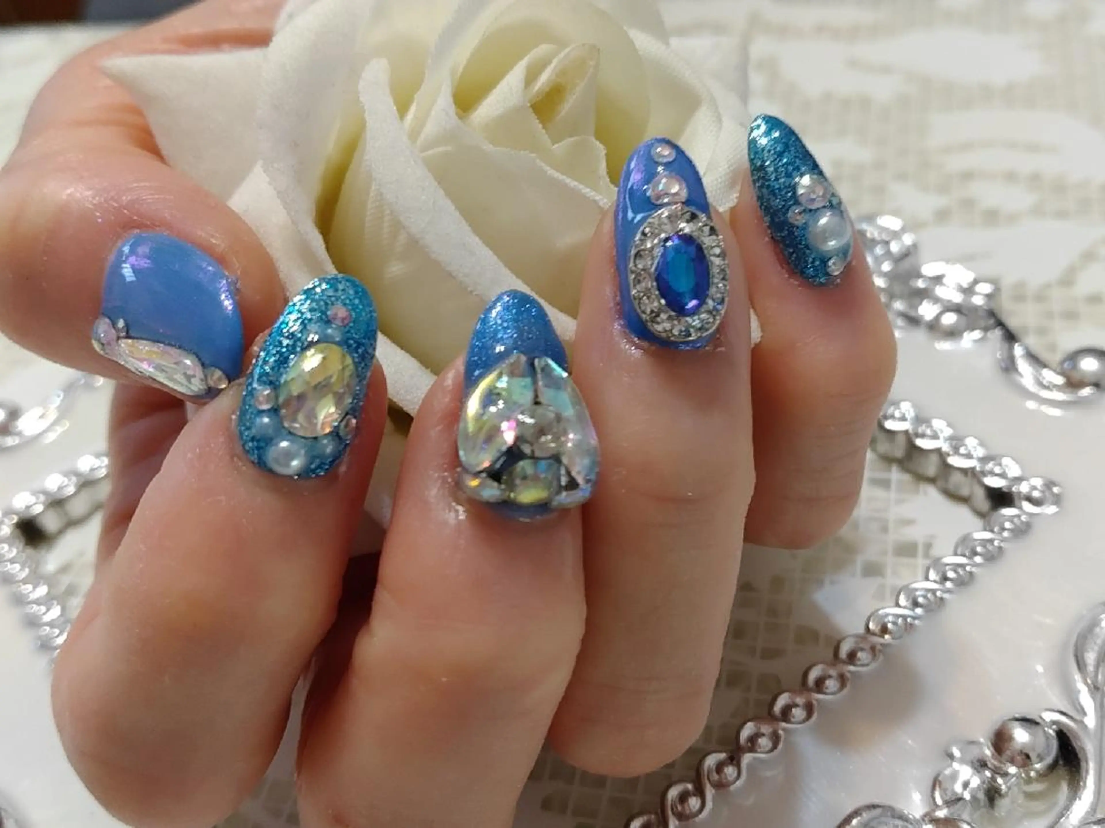 ネイル エステとネイル ローズコンフォートのネイルデザイン