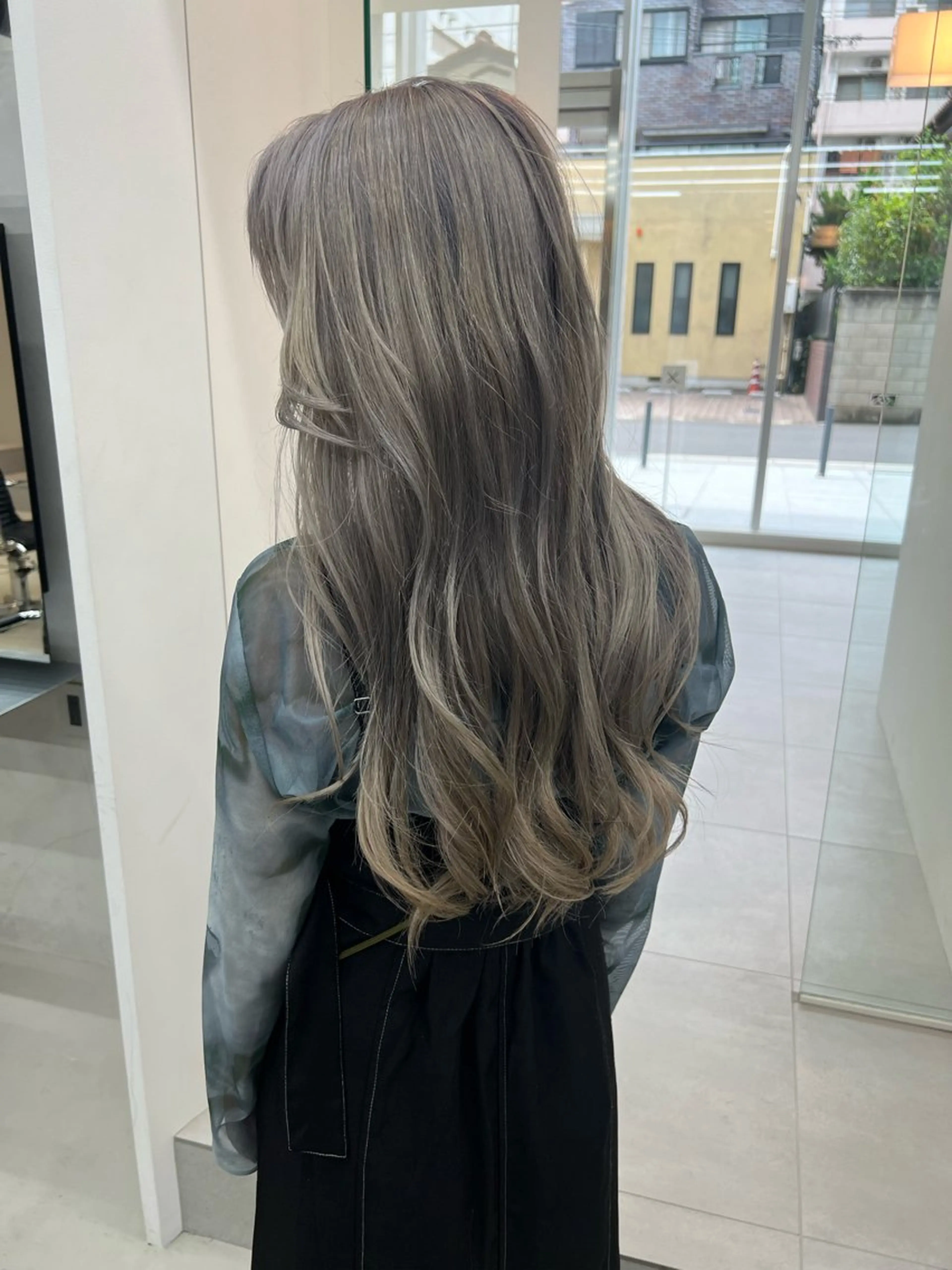 ロング カラー ブリーチ ブロンド グレージュ シルバー シルバーグレージュ カット ヘアカラー トリートメント 吉沢遣人/レイヤー 艶カラー/パーマのヘアスタイル