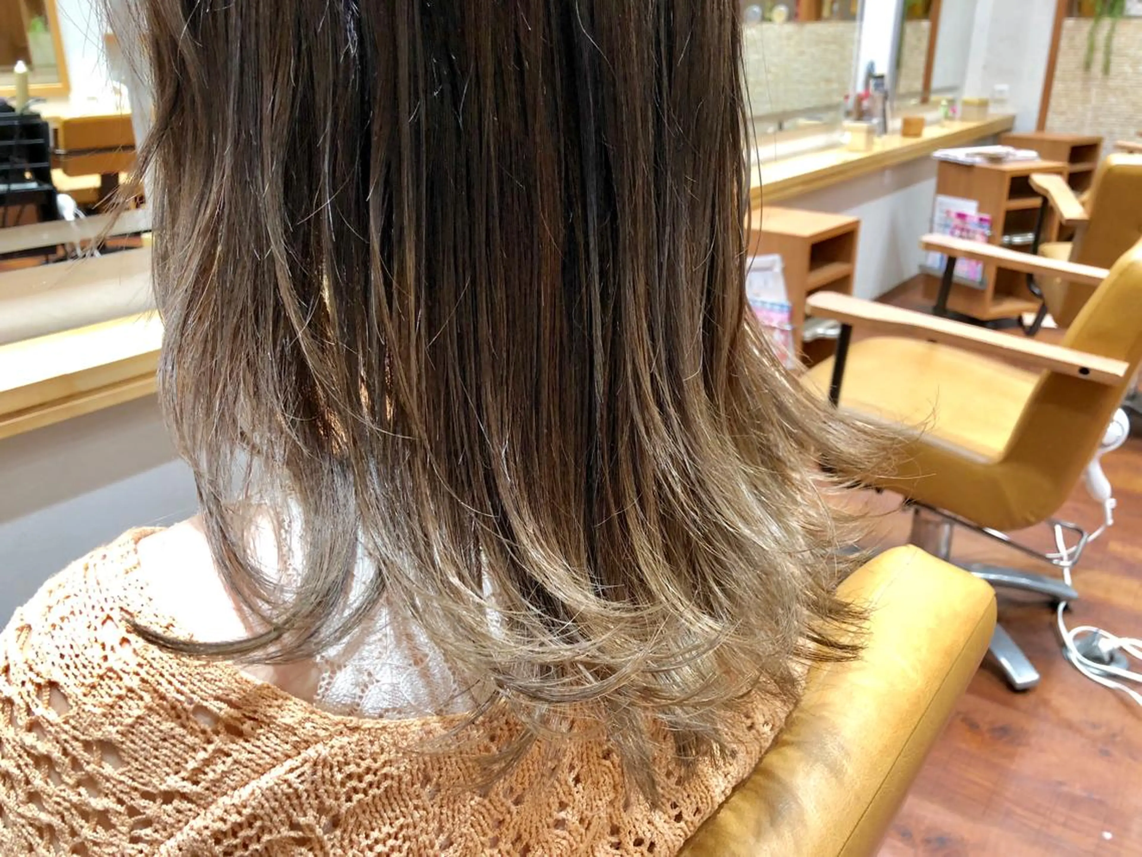 ミディアム カラー バレイヤージュ シルバー レイヤーカット SALOWIN神戸三宮店所属・【美髪を叶える】中谷 彰宏（アキ)のヘアスタイル