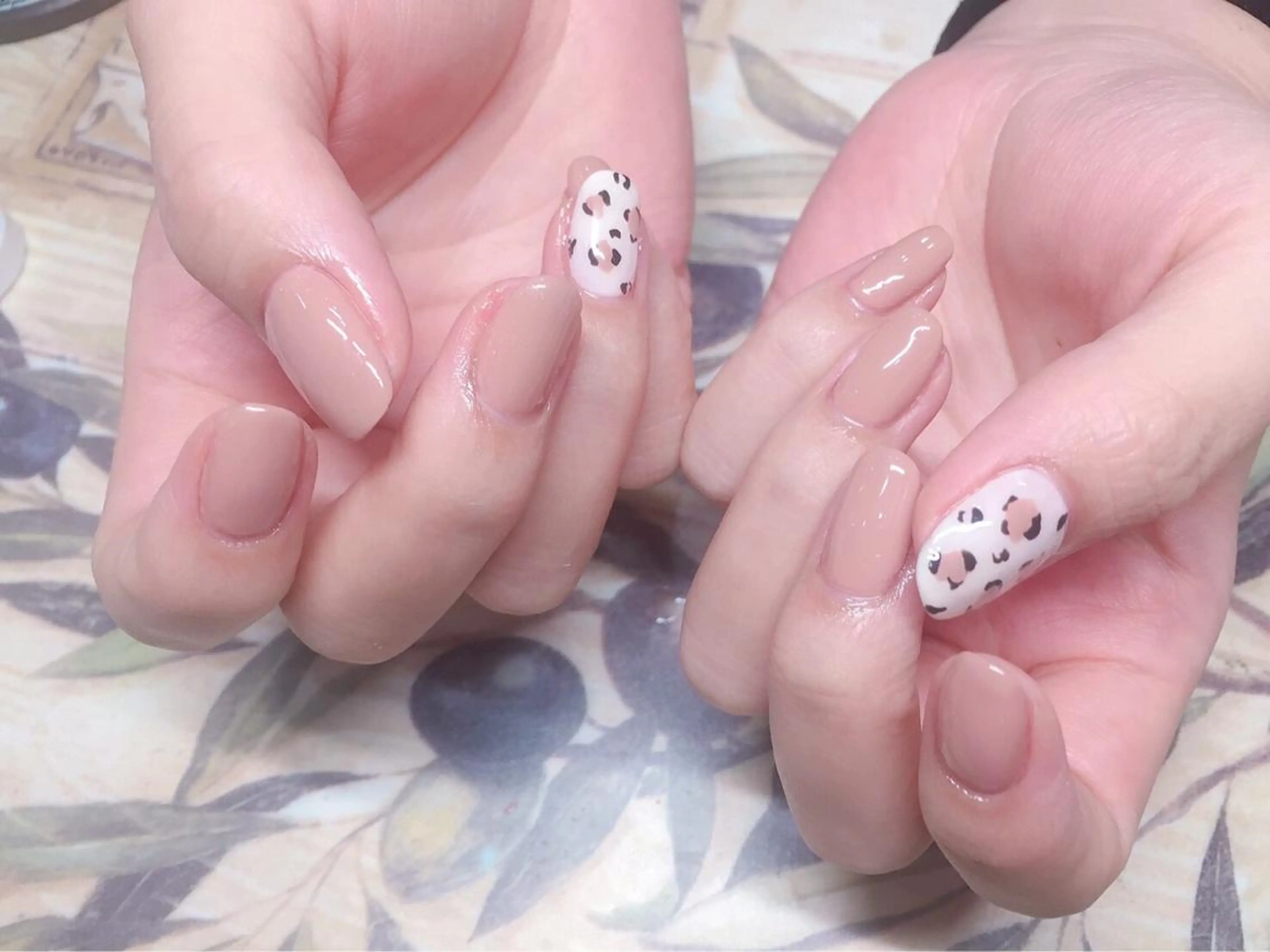 ネイル アニマル柄 アートネイル ワンカラーネイル 冬ネイル ガールネイルサロン所属・ガール ネイルサロンのネイルデザイン