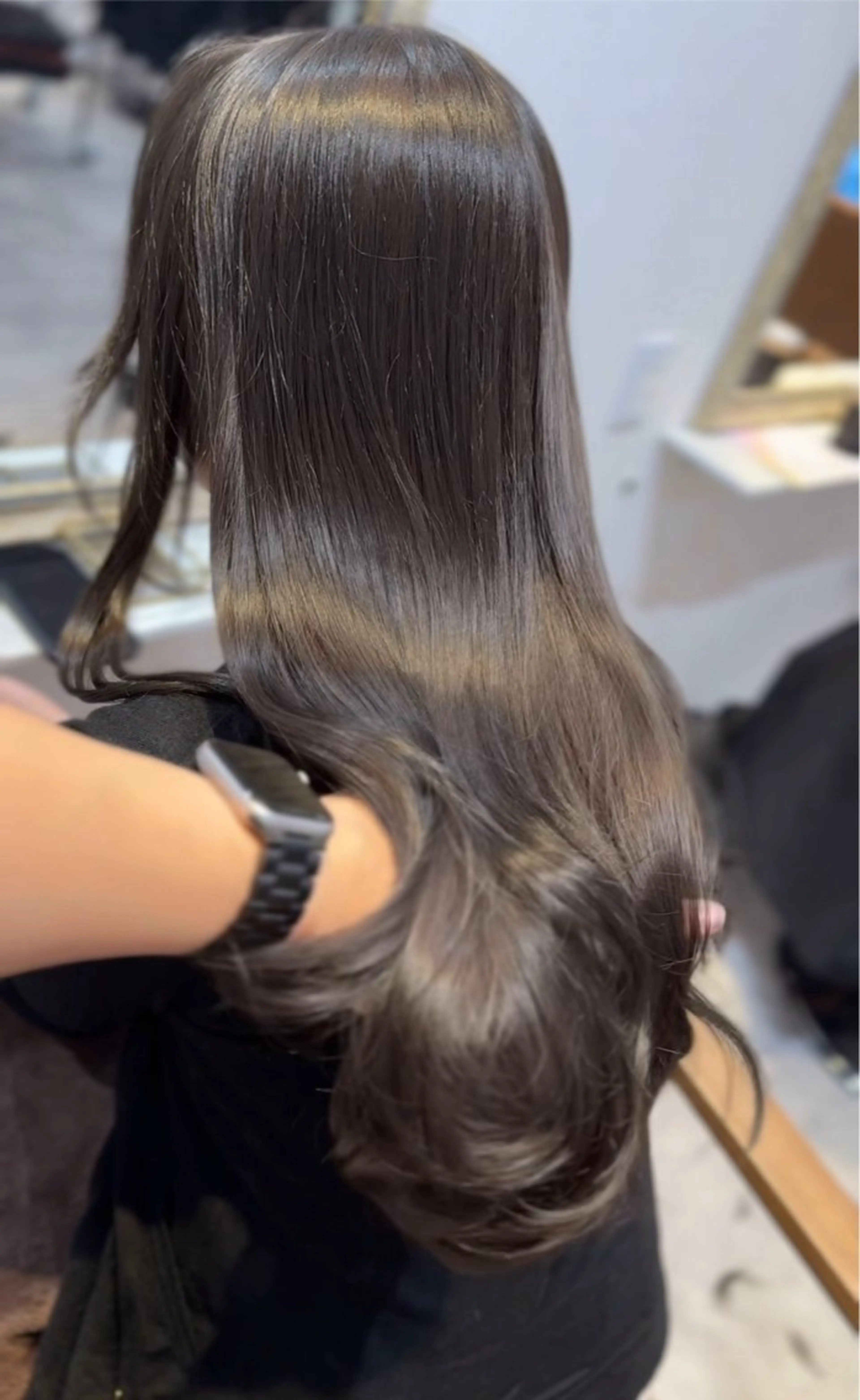 ロング カラー ブリーチ ブリーチなしカラー くびれヘア 顔まわりレイヤー 顔周りカット ヘアカラー トリートメント 髪質改善カラー× 美髪ストレート前出のヘアスタイル