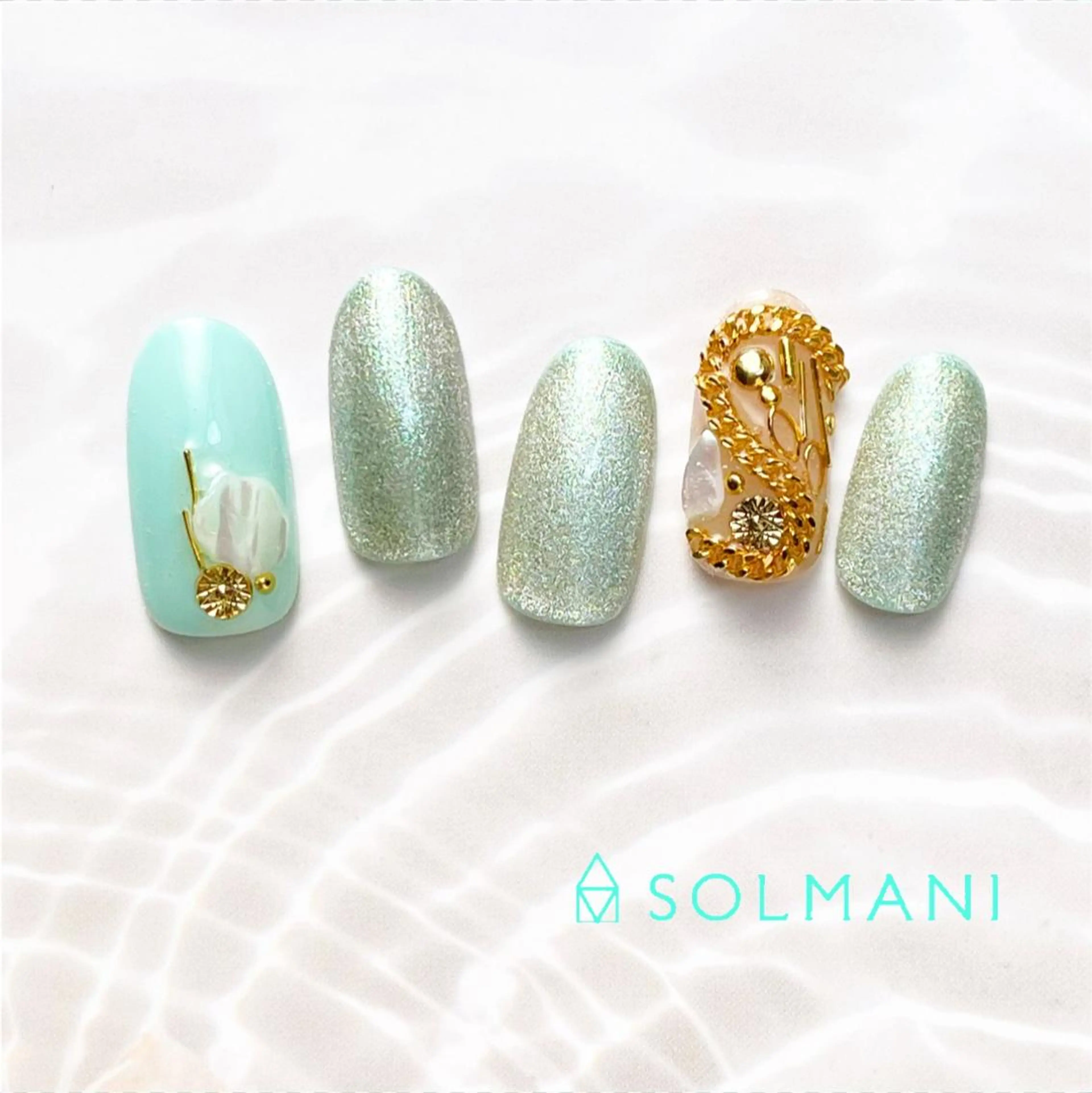 ネイル ゴールド マグネットネイル SOLMANI 予約担当のネイルデザイン