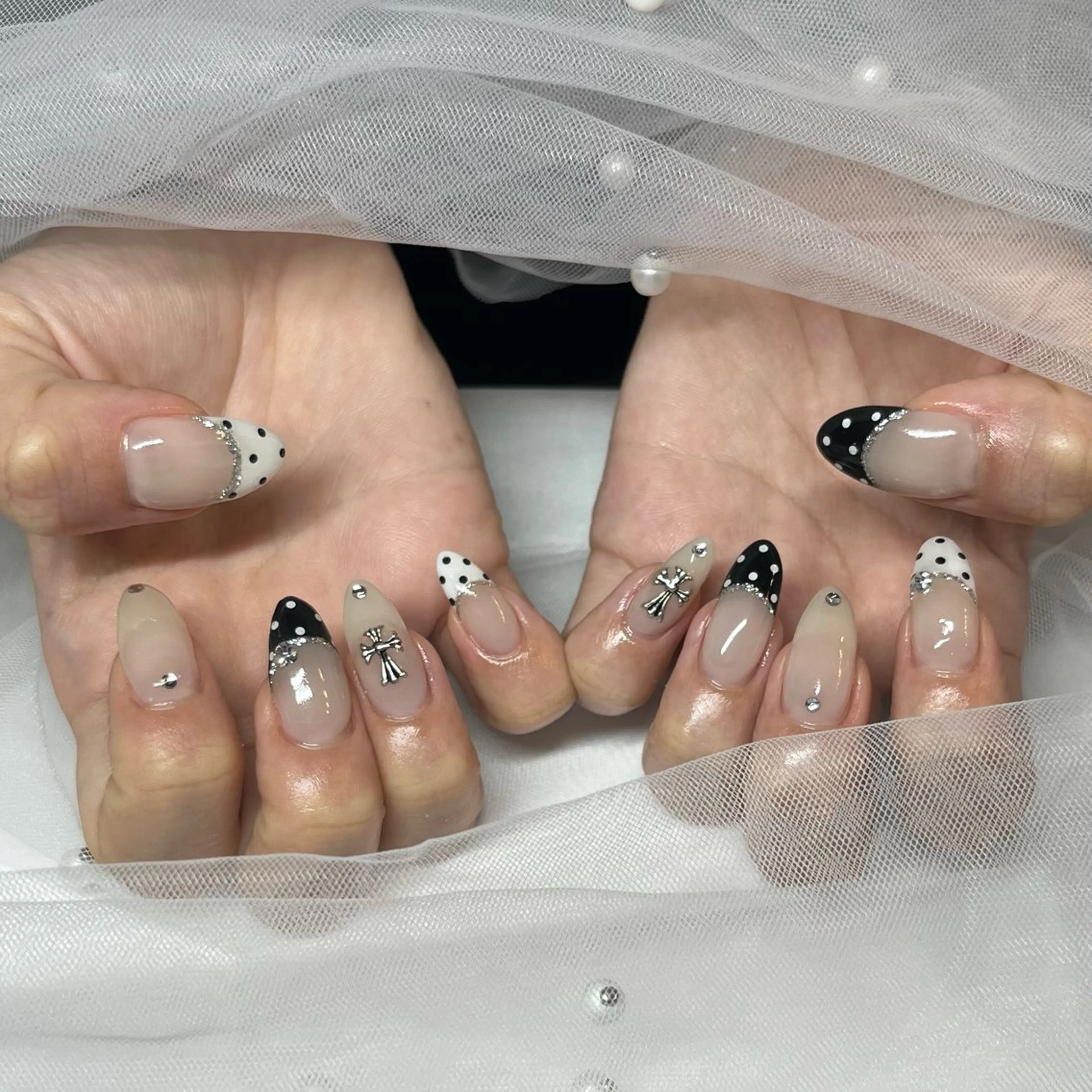 ネイル ドット フレンチネイル ハンドネイル MIYUNA 💅のネイルデザイン