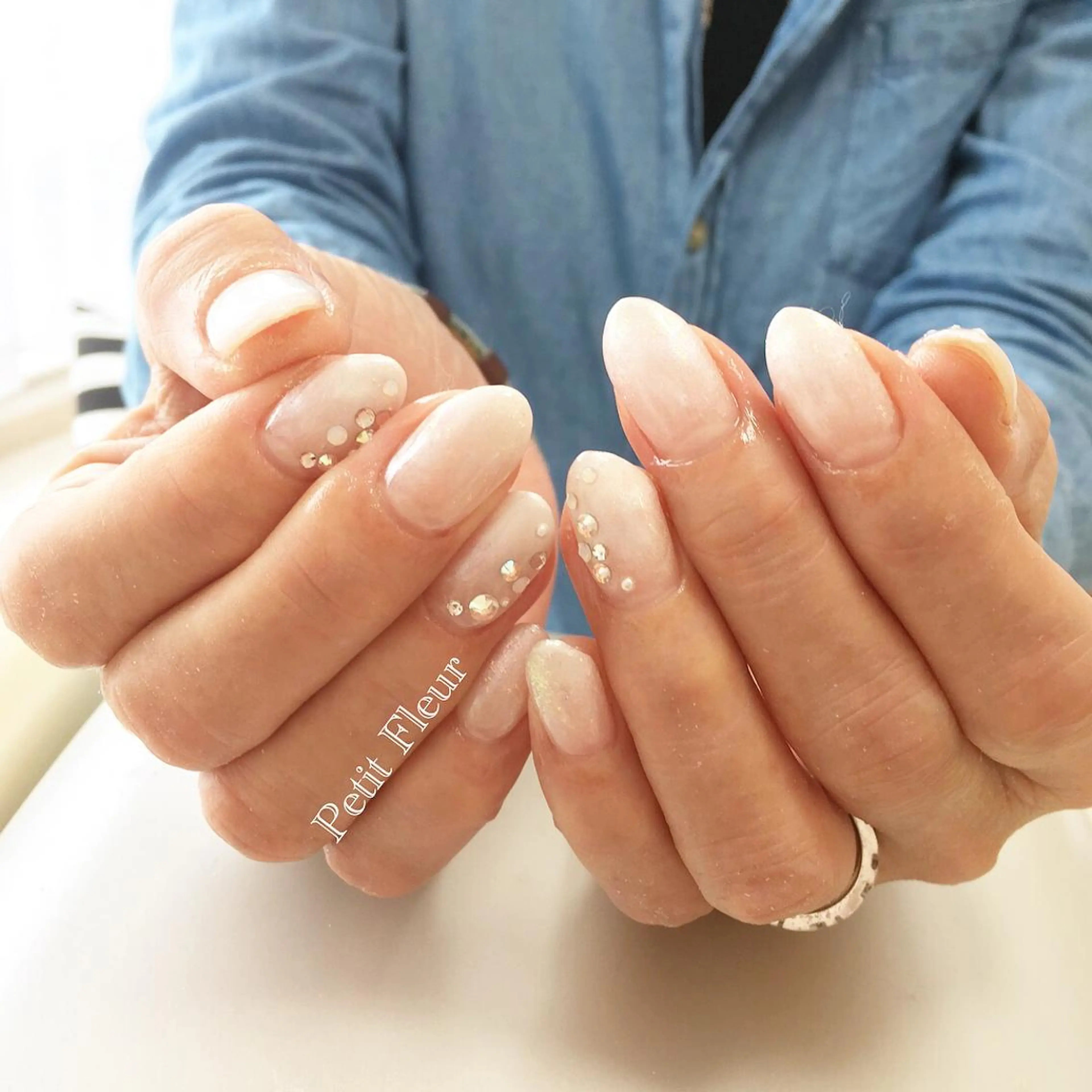 ネイル グラデーション ホワイト 冬ネイル Petit Fleur所属・青柳 亜梨奈のマツエク・マツパデザイン