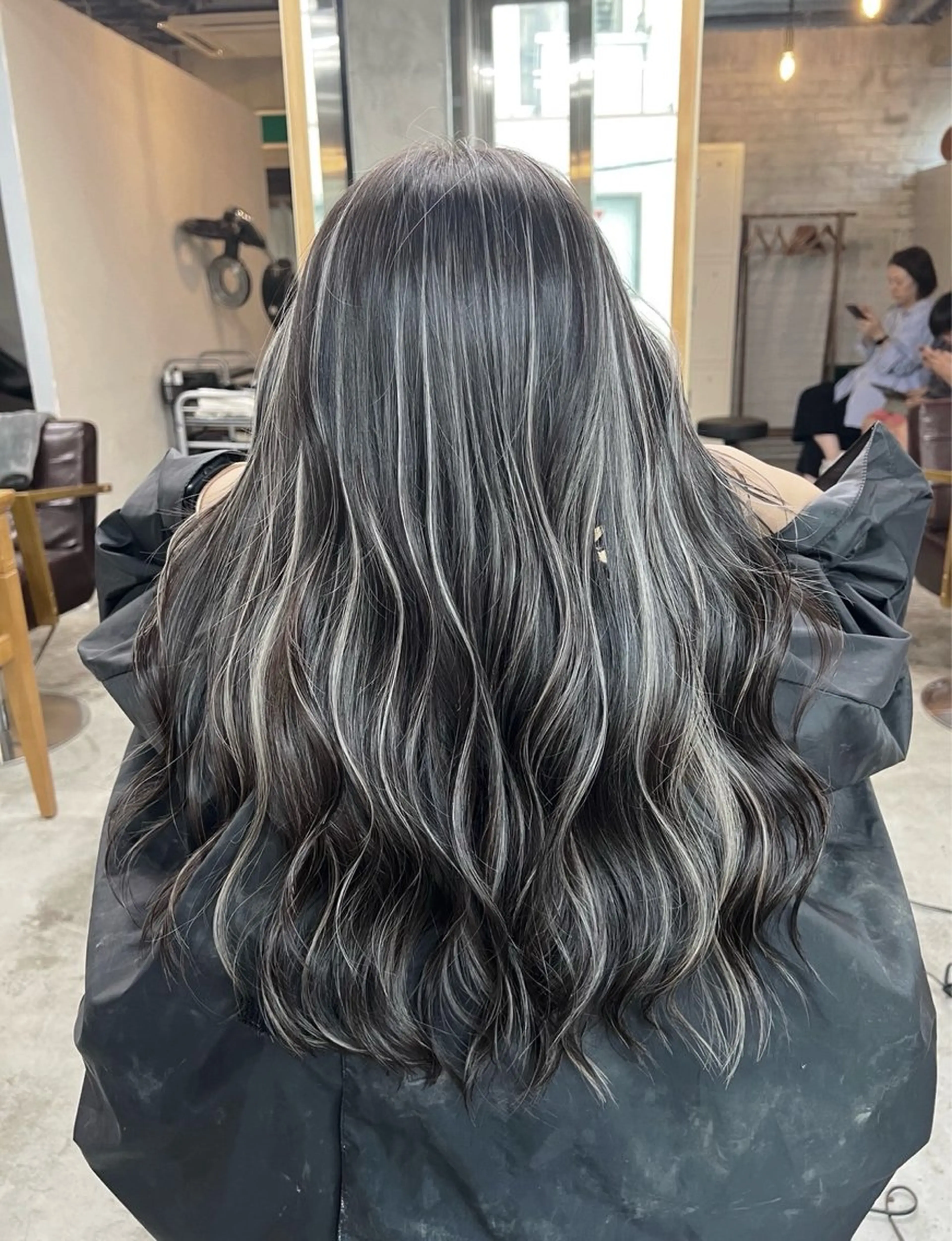 ロング カラー ダークグレー ダークグレージュ グレージュ ハイライトカラー ハイライト ヘアカラー トリートメント ROBIN所属・指名数No.1 /NAOYAのヘアスタイル