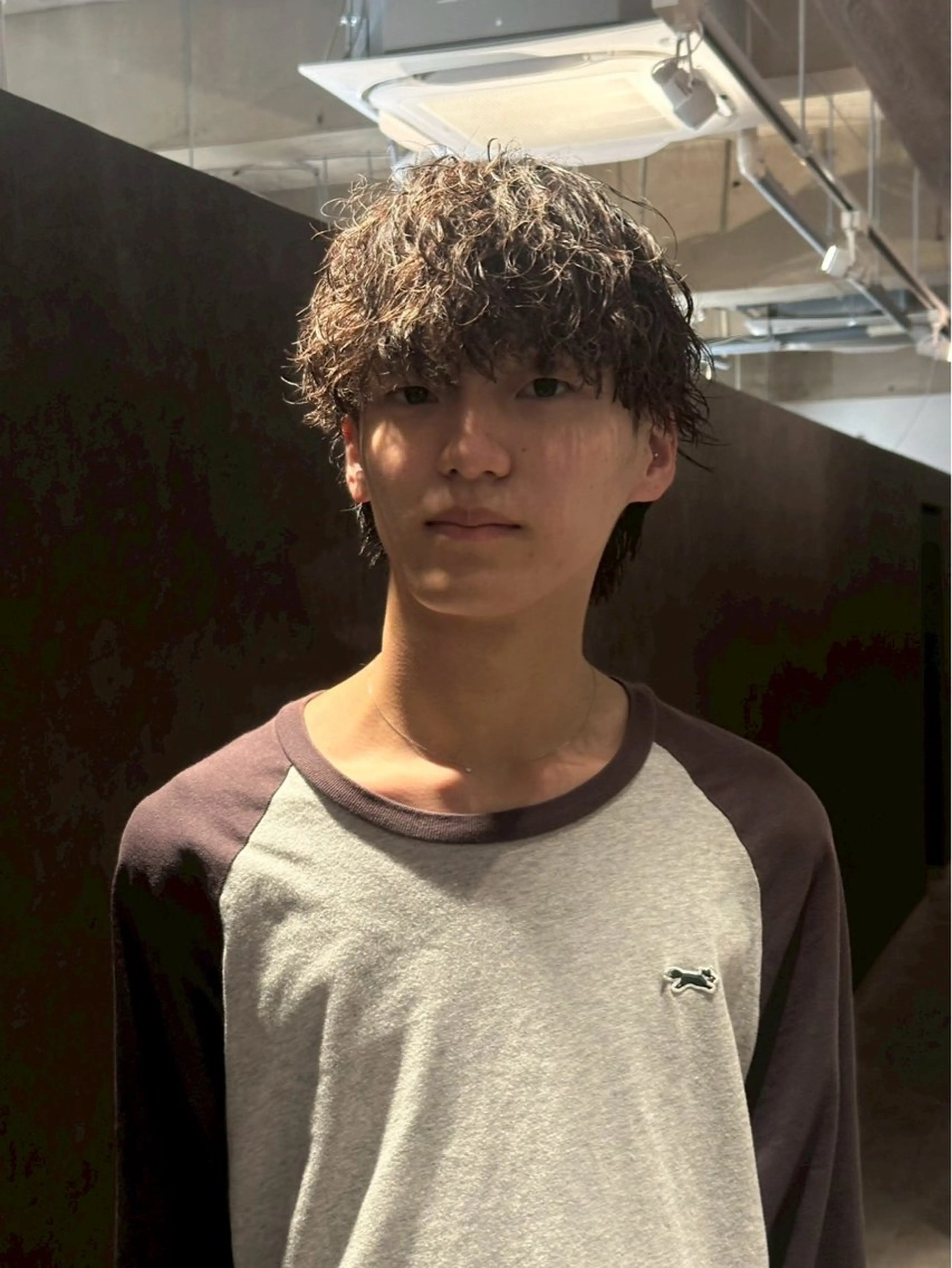 ショート パーマ メンズ メンズブリーチ センターパート フェードカット フェザーパーマ メンズハイライト カット パーマ トリートメント 金山駅前/メンズ パーマ/真柄 恒輝のヘアスタイル