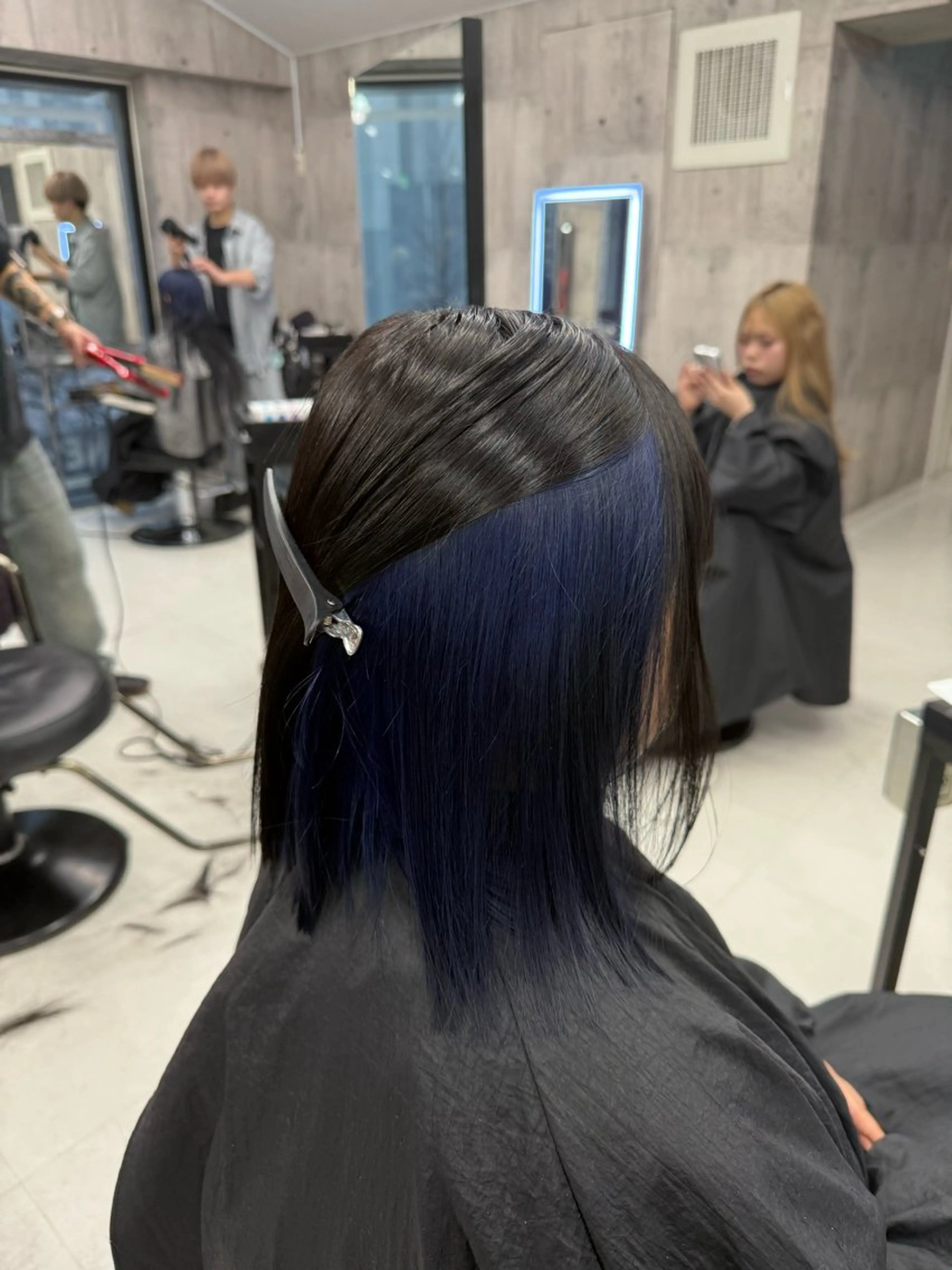 ミディアム カラー メンズ メンズバレイヤージュ メンズブリーチ メンズハイライト メンズハイトーン メンズインナーカラー ヘアカラー トリートメント ☁️かずき☁️寒色 ・インナー特化🌟のヘアスタイル