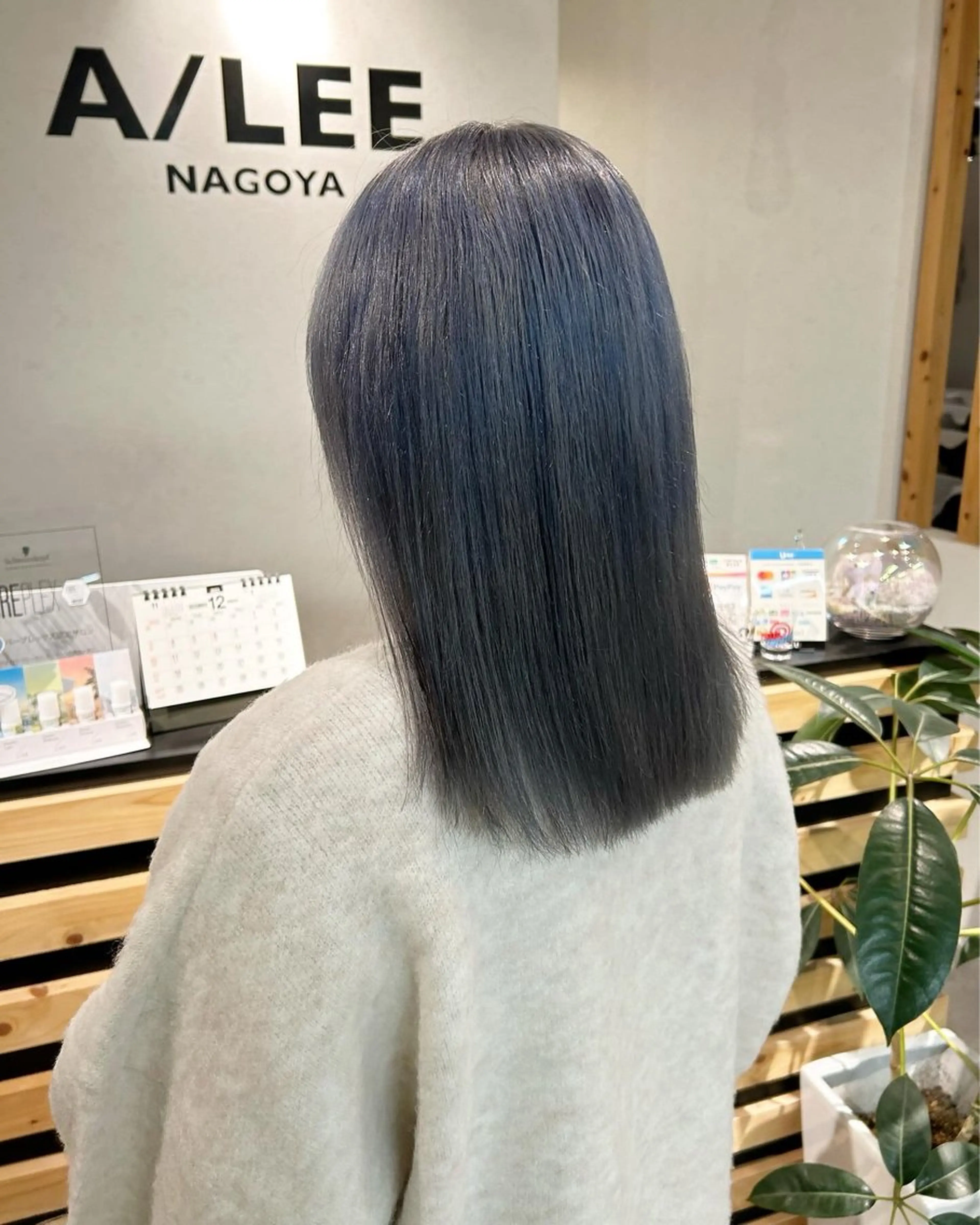 ミディアム カラー ブリーチ ブルーカラー ブルージュ ヘアカラー トリートメント AILEE所属・ウルフカット レイヤーカット上柿のヘアスタイル