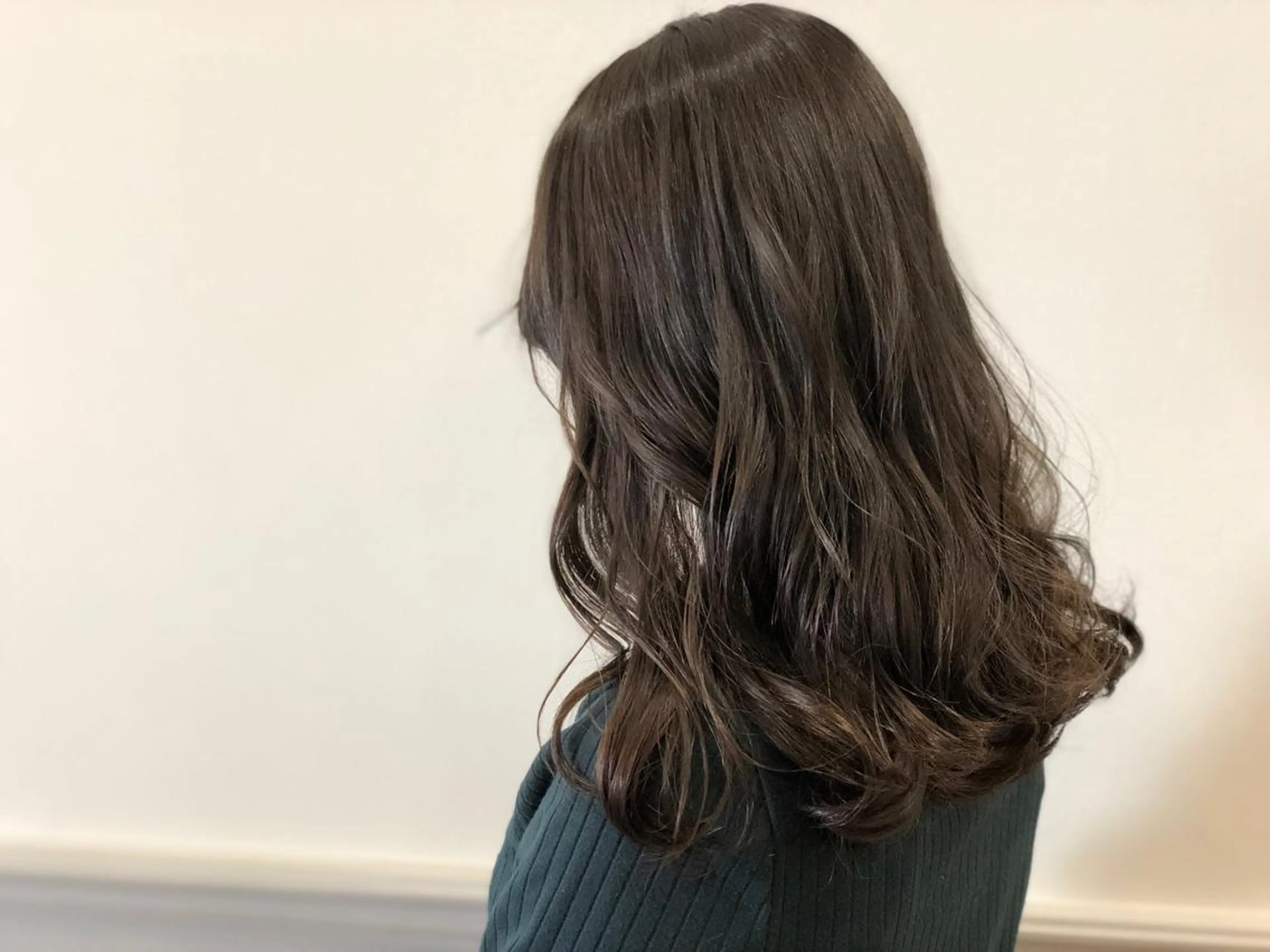 セミロング カラー ブリーチ グレージュ ひろせ かなのヘアスタイル