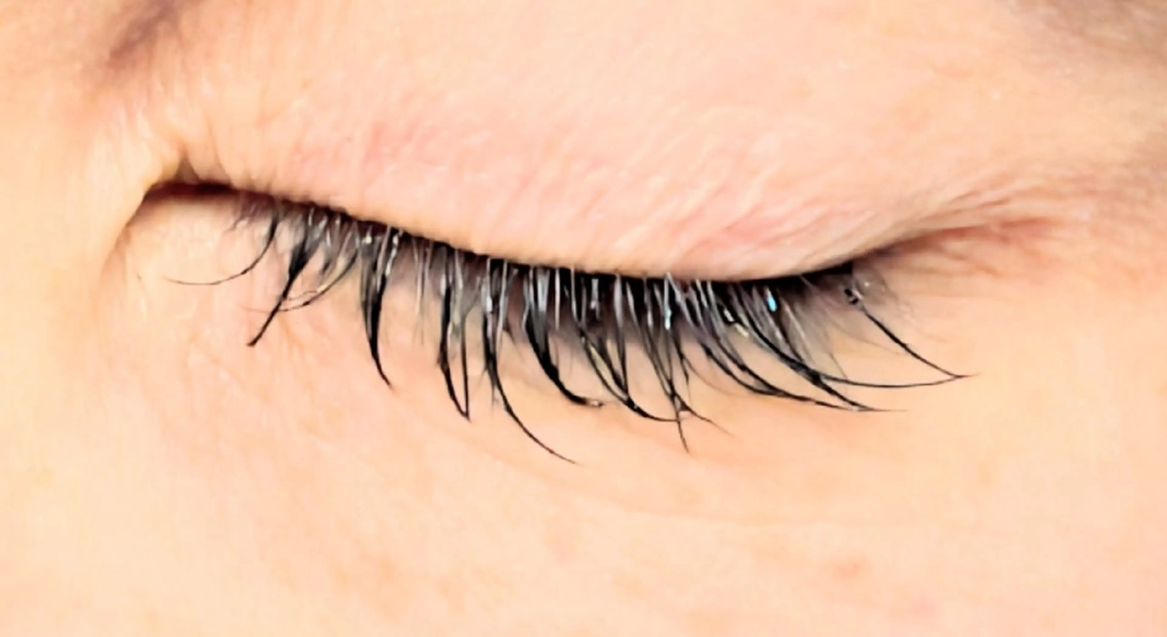 〈オフなし・上まつ毛のみ〉LEDエクステ両目60本　Cカールの写真