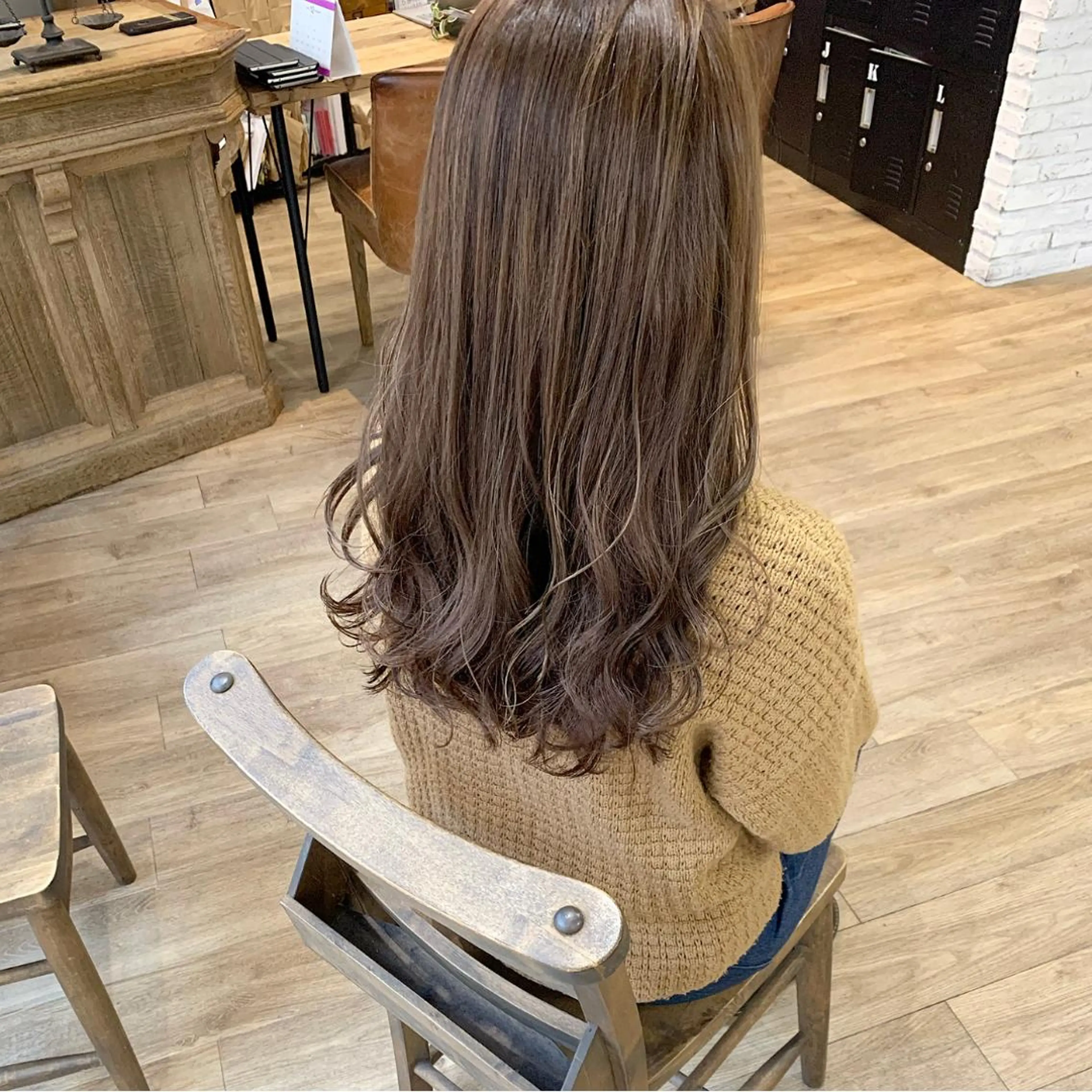 ロング カラー いけだ　ひかり ハイライトくびれヘアのヘアスタイル