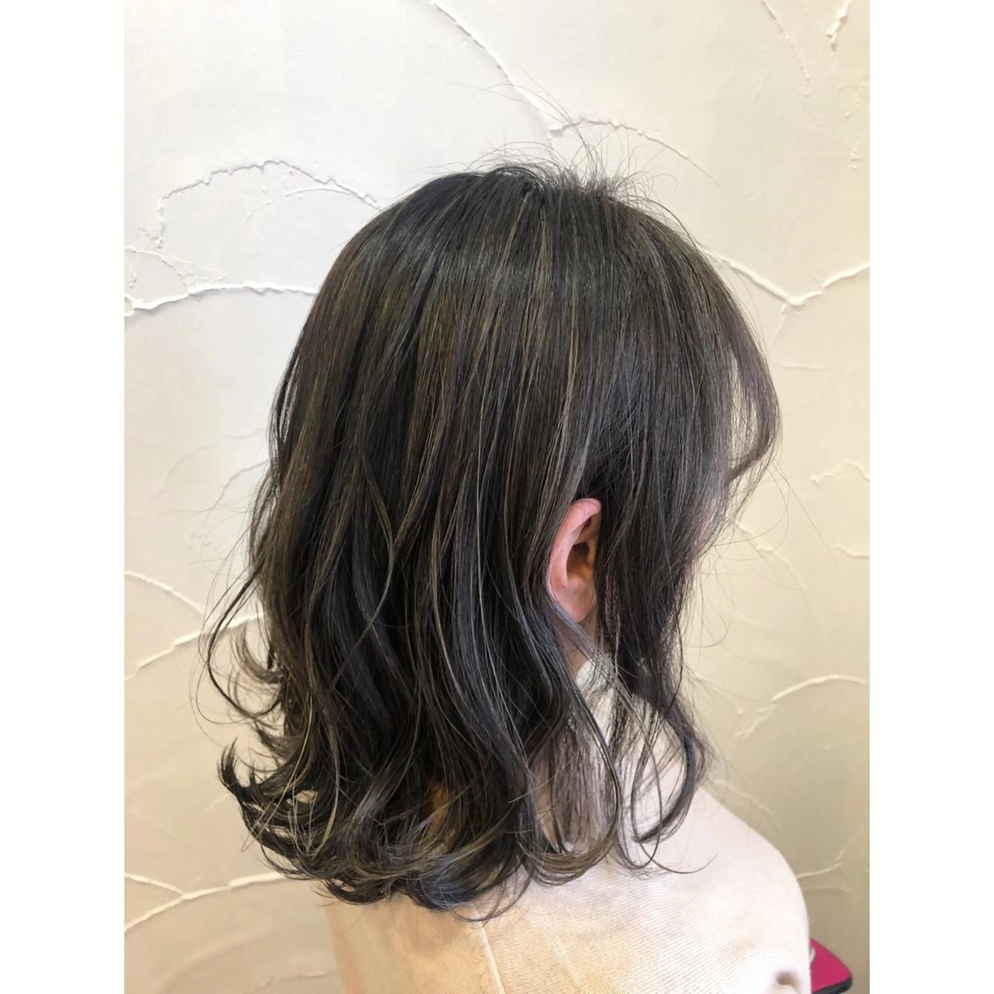 セミロング カラー アッシュ ハイライトカラー シルバー シルバーアッシュ ハイライト ヘアカラー トリートメント ヘッドスパ パーソナルカラー診断 できます　木曽　主博のヘアスタイル