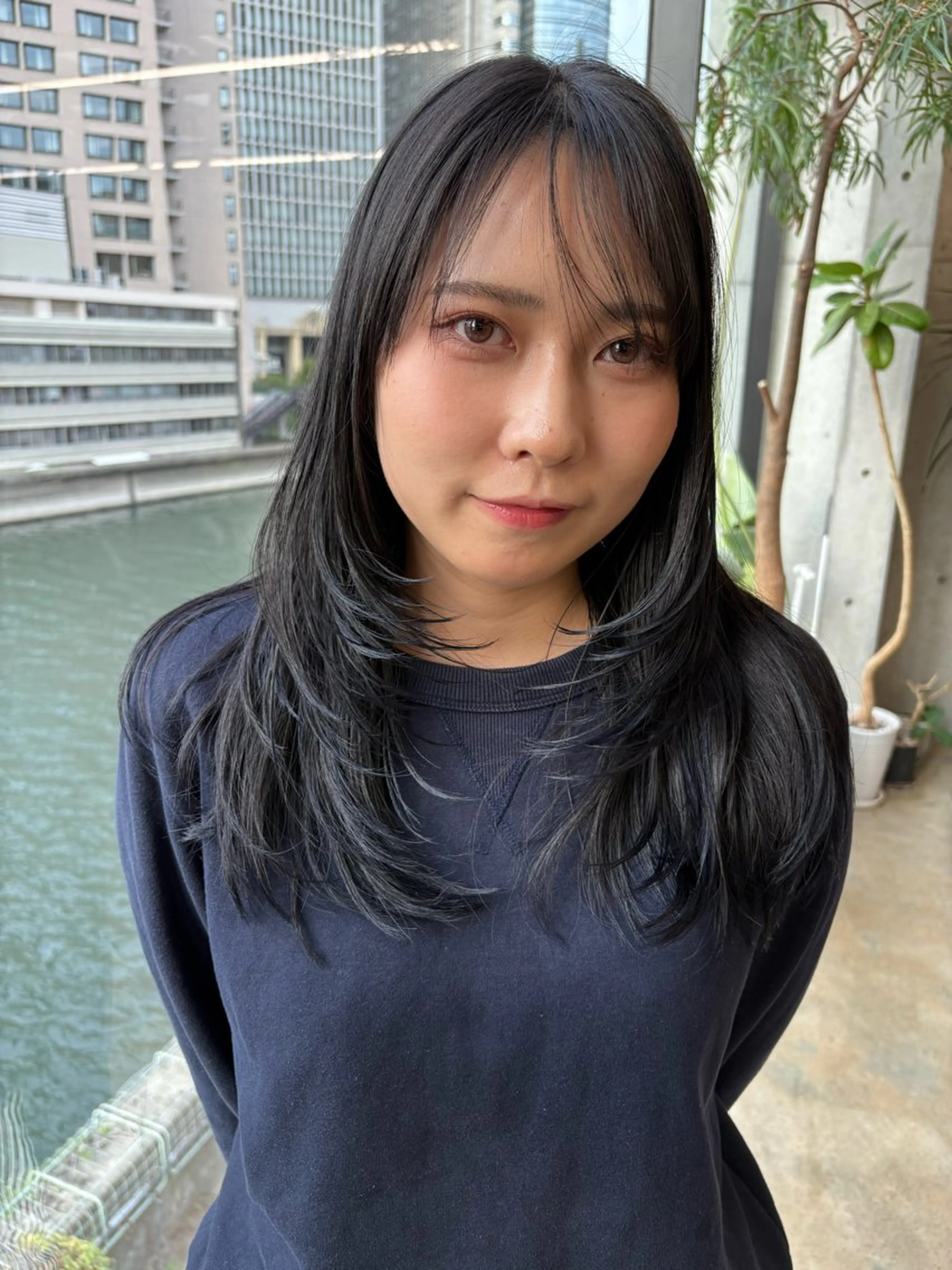 ミディアム カラー 黒髪 ブルーカラー ブルーブラック レイヤーカット カット ヘアカラー トリートメント 似合わせカット レイヤーボブウルフのヘアスタイル