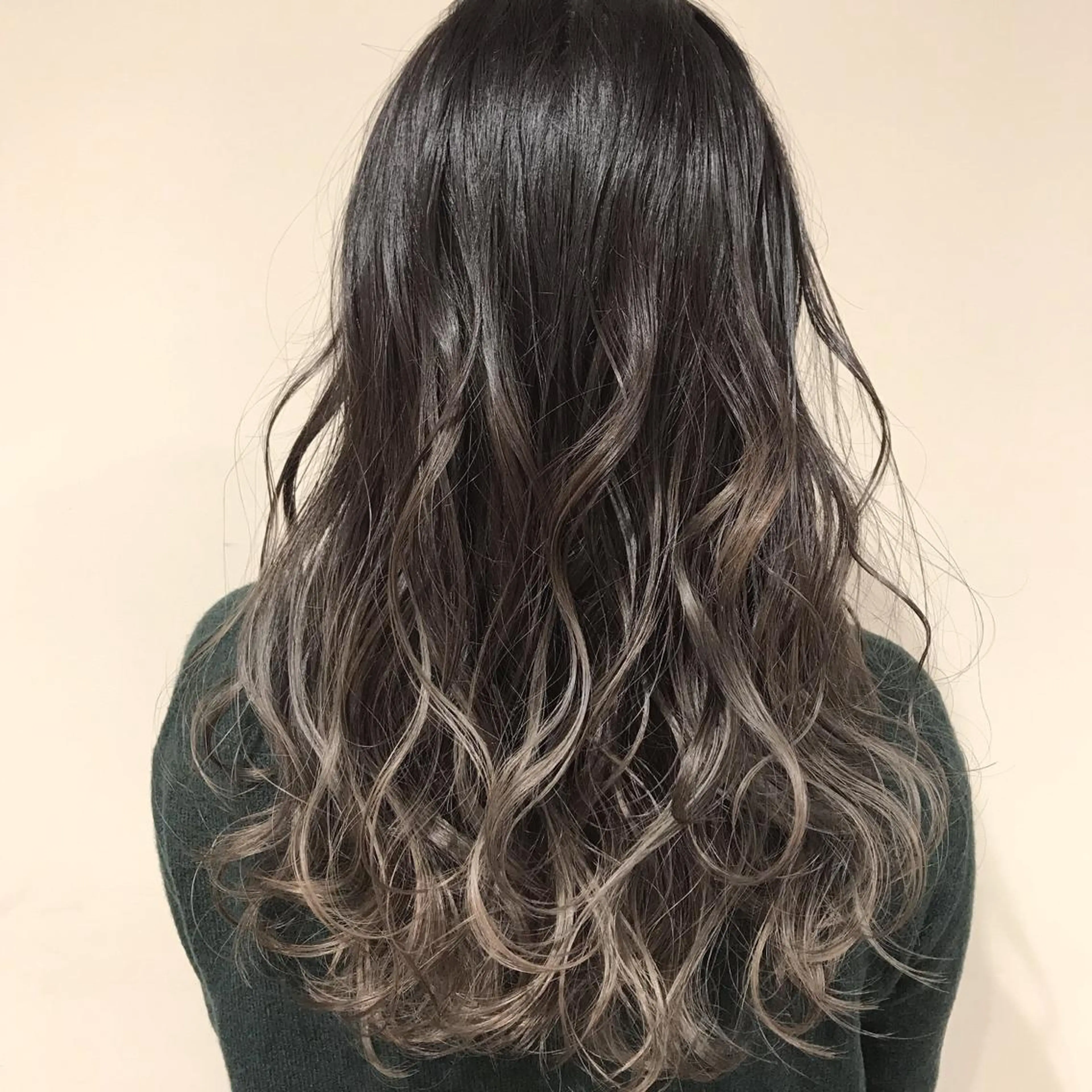 ミディアム カラー アッシュ アッシュグレー アッシュグレージュ バレイヤージュ ブリーチ AMI Hair  supply所属・髪質改善カラー 韓国風レイヤーのヘアスタイル