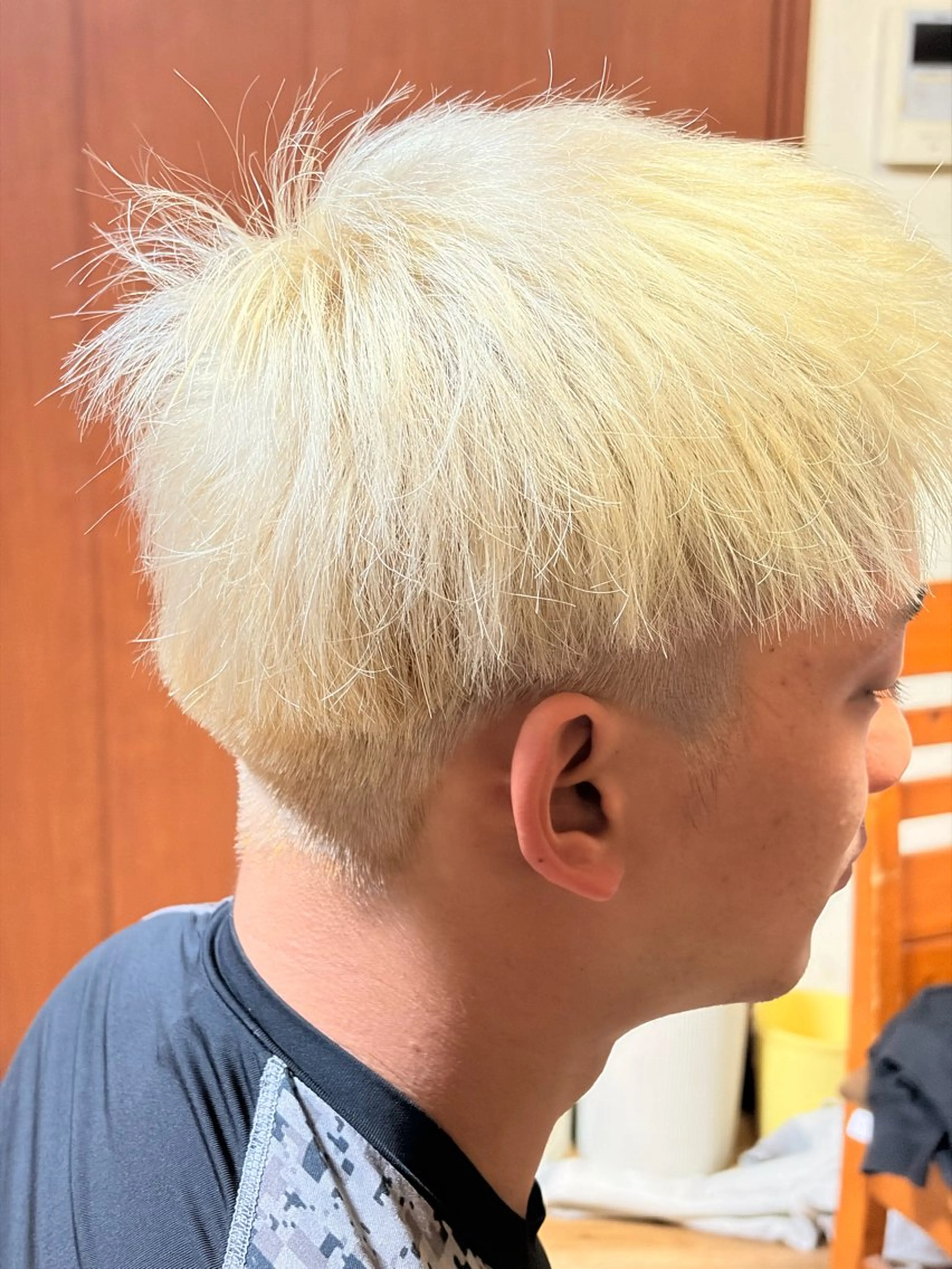 カラー メンズ ブロンド ホワイトブロンド ヘアカラー 透明感/艶感カラー✨ 西澤駿のヘアスタイル