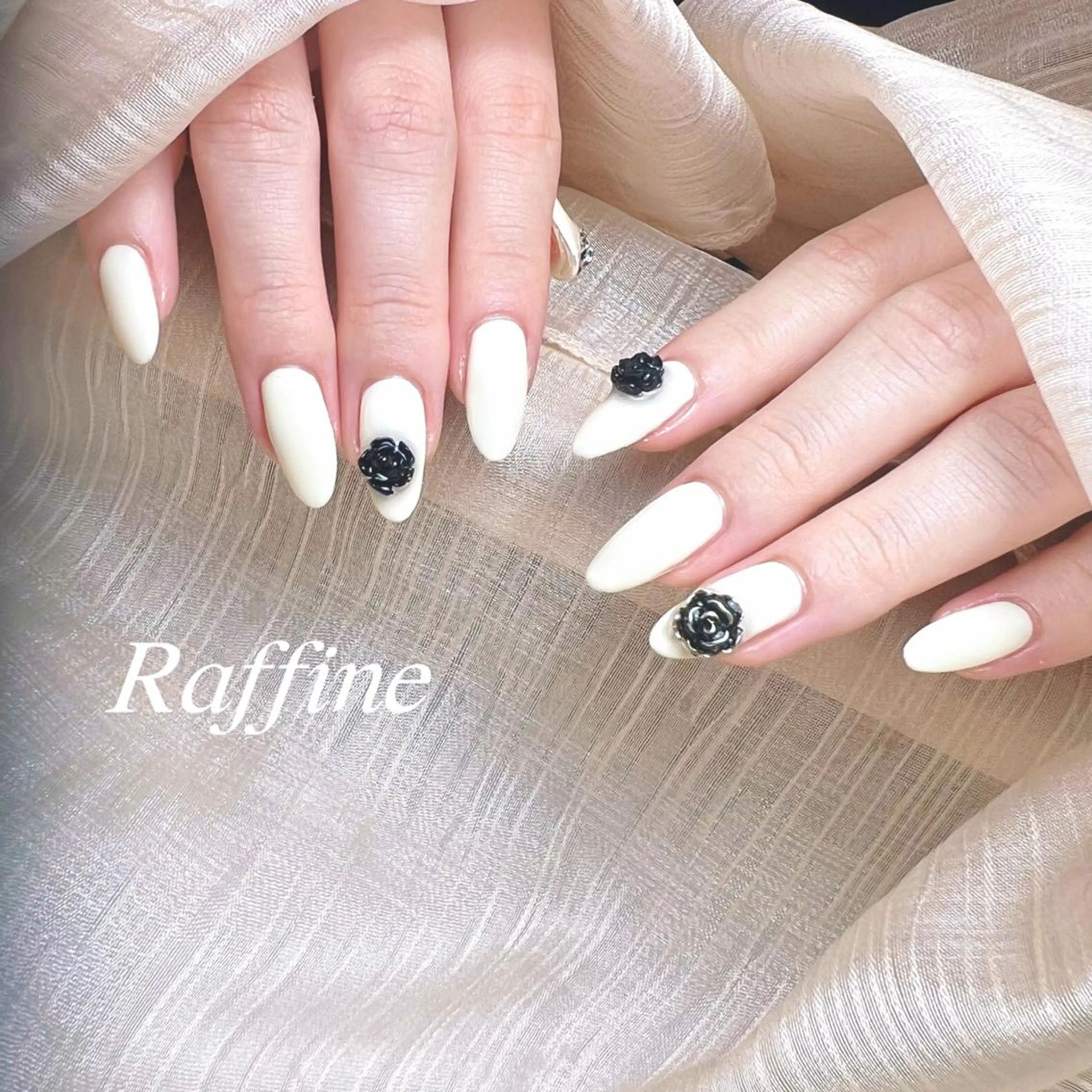 ネイル ハンドネイル RAFFINE 月🦋🩵のネイルデザイン