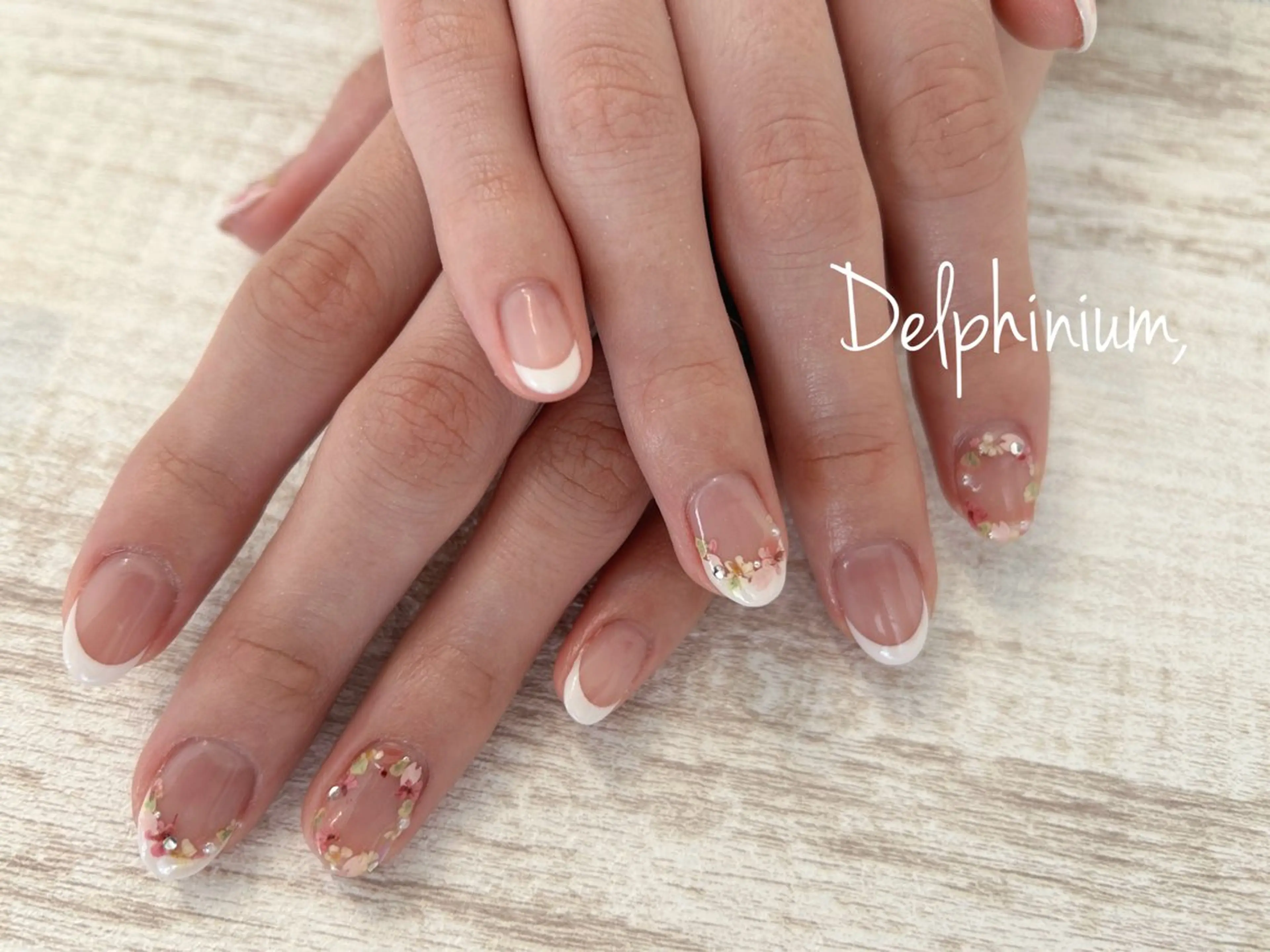 ネイル フラワーネイル フレンチネイル ブライダルネイル ハンドネイル 岡本 友恵のネイルデザイン