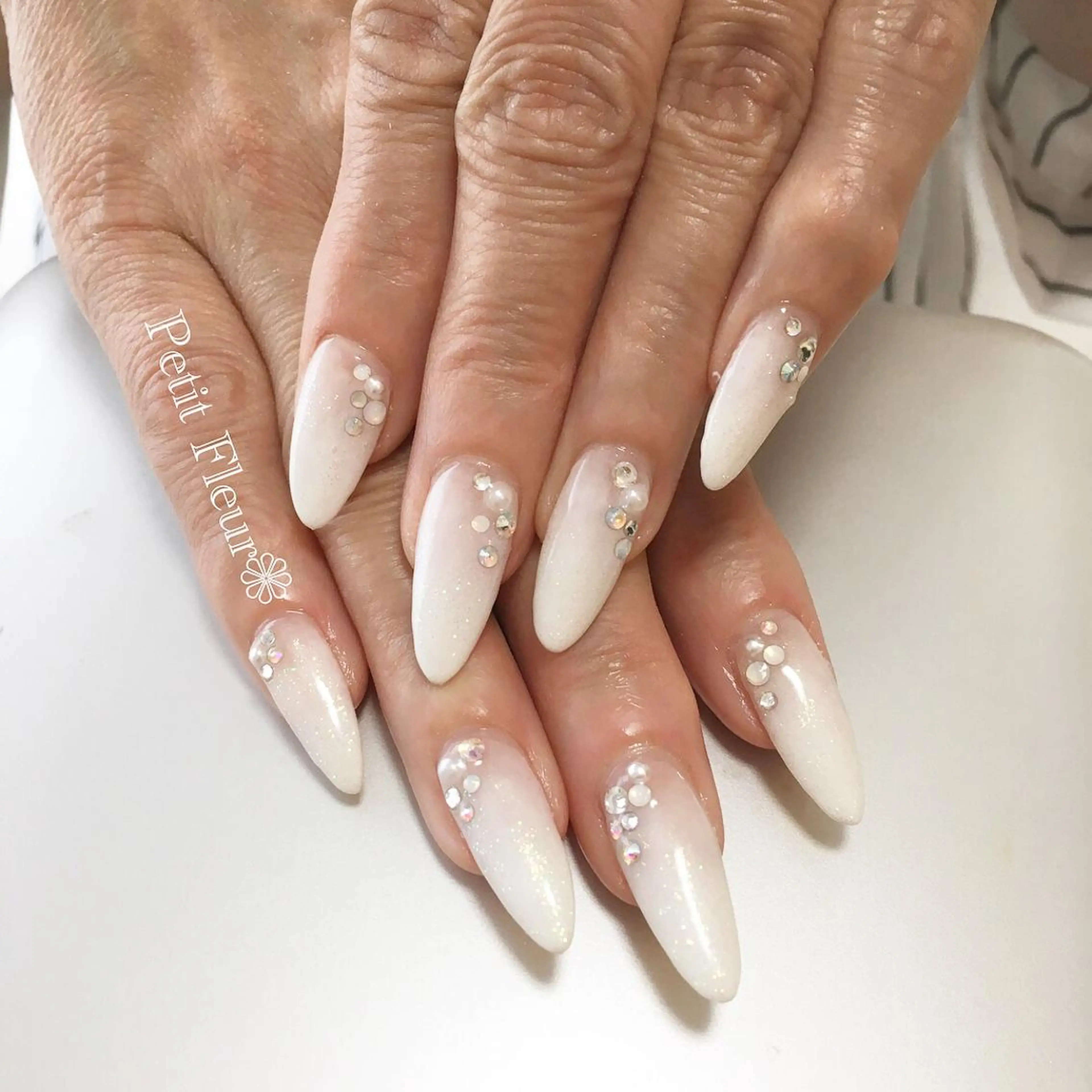 ネイル グラデーション ラメ(グリッター) ロングネイル ホワイト Petit Fleur所属・青柳 亜梨奈のマツエク・マツパデザイン