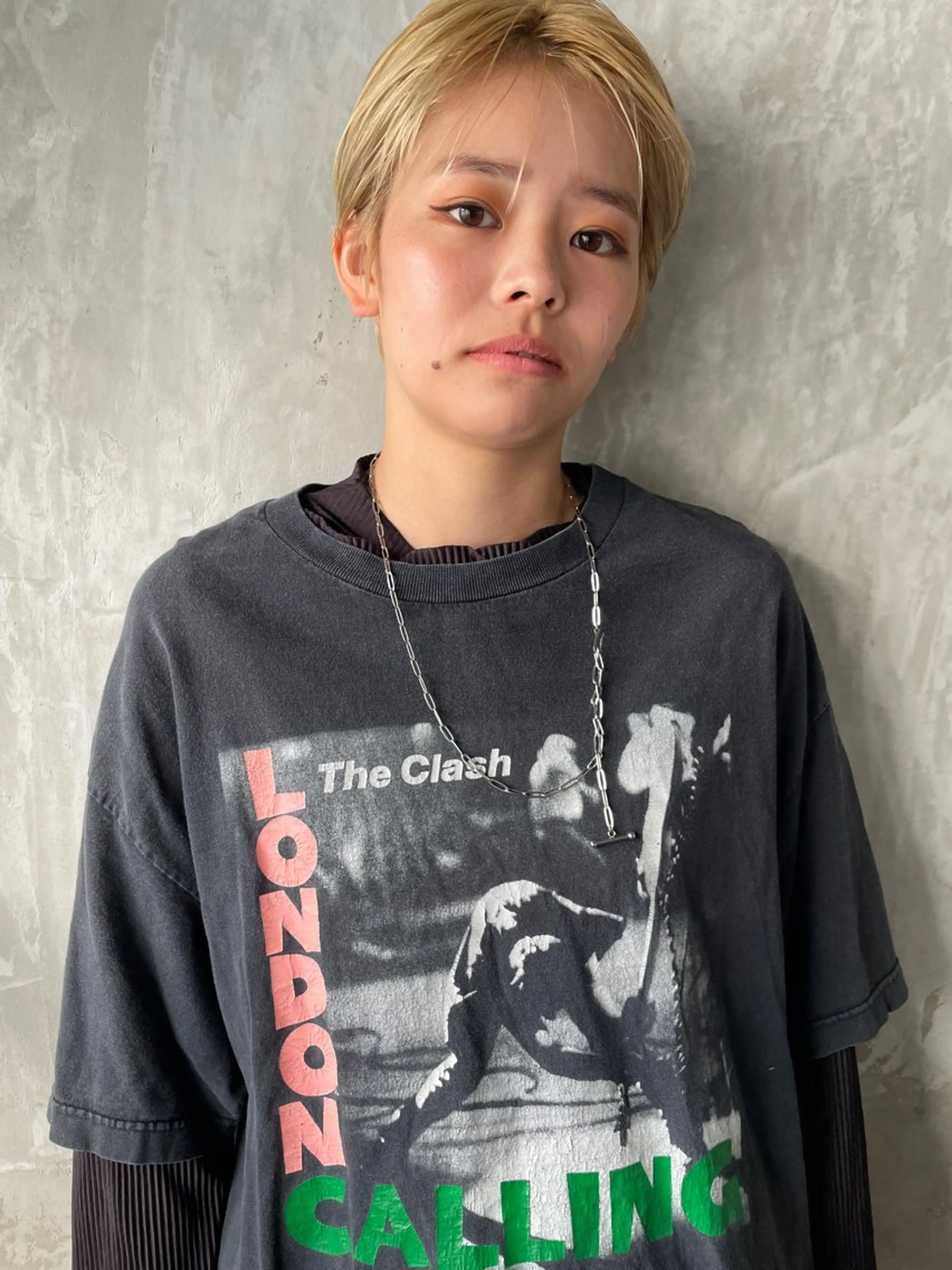 ショート カラー ブリーチ 抜きっぱなしブロンド カット ヘアカラー トリートメント さの あやねのヘアスタイル