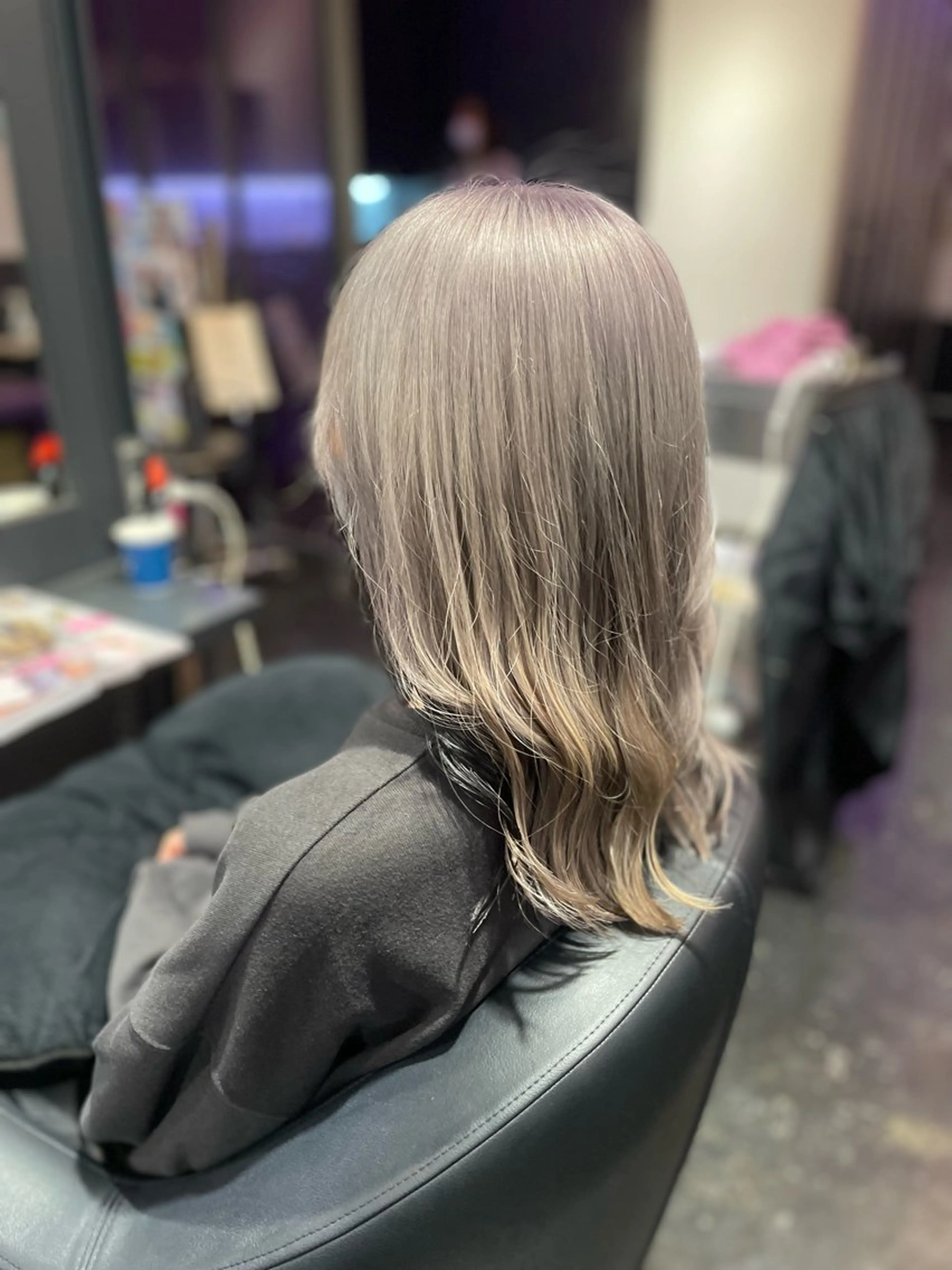 セミロング カラー 黒髪 インナーカラー シルバー カット ヘアカラー 平井 海冬のヘアスタイル