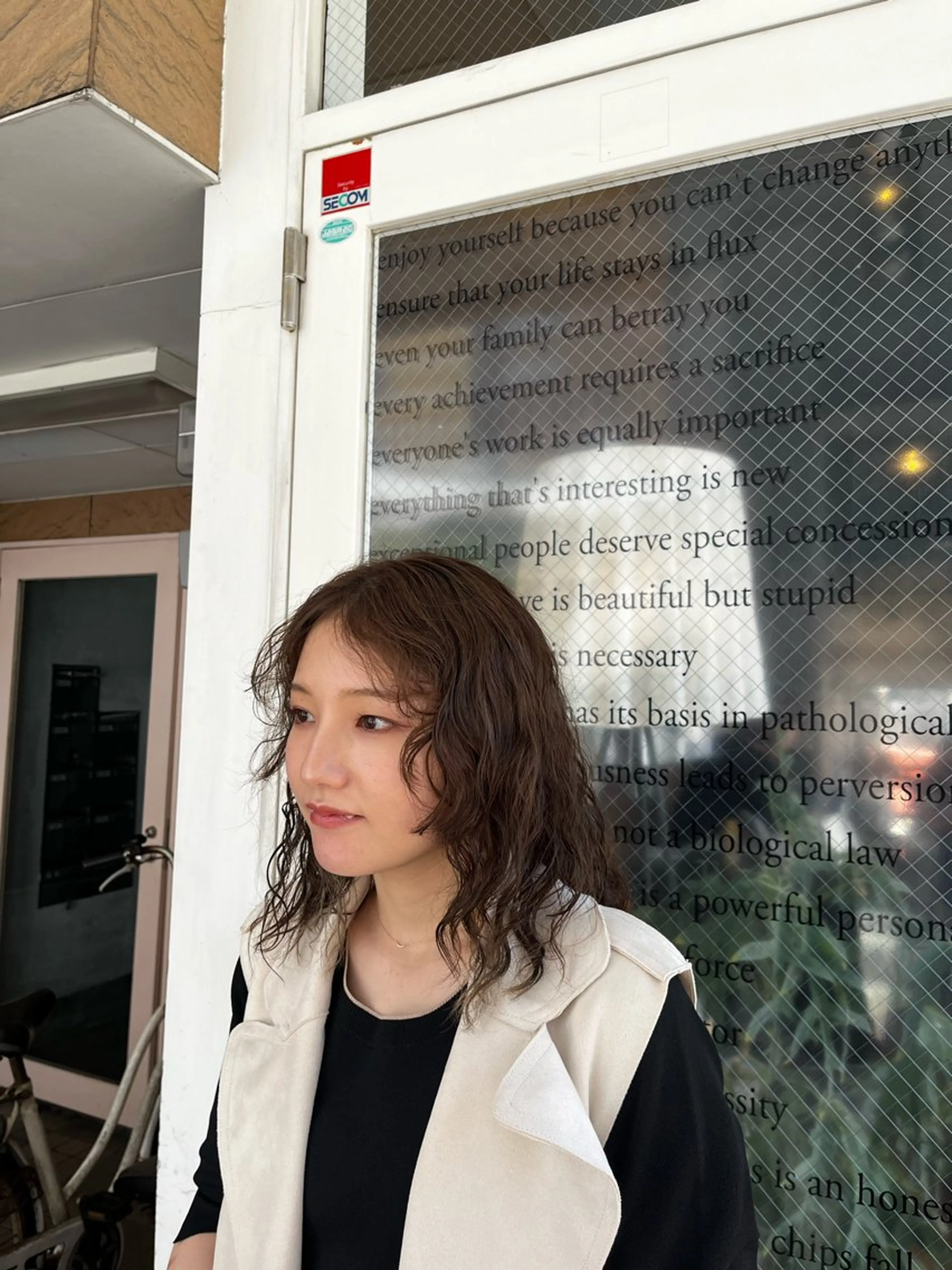 ミディアム ミディアムパーマ カット パーマ まみ/暖色カラー /デザインカラーのヘアスタイル