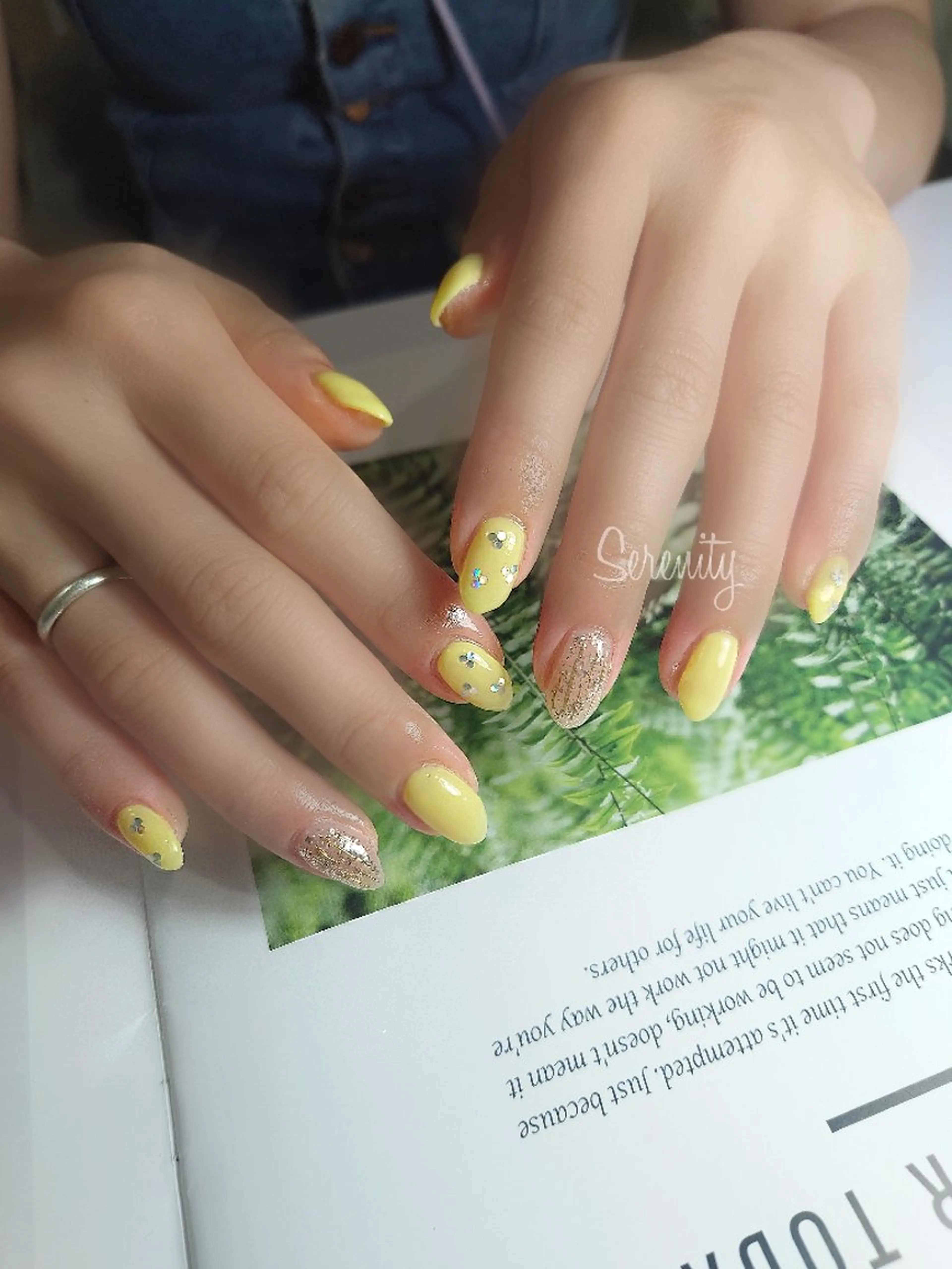 ネイル フラワーネイル ゴールド キラキラネイル ラメ(グリッター) 黄色 nail  serenityのネイルデザイン