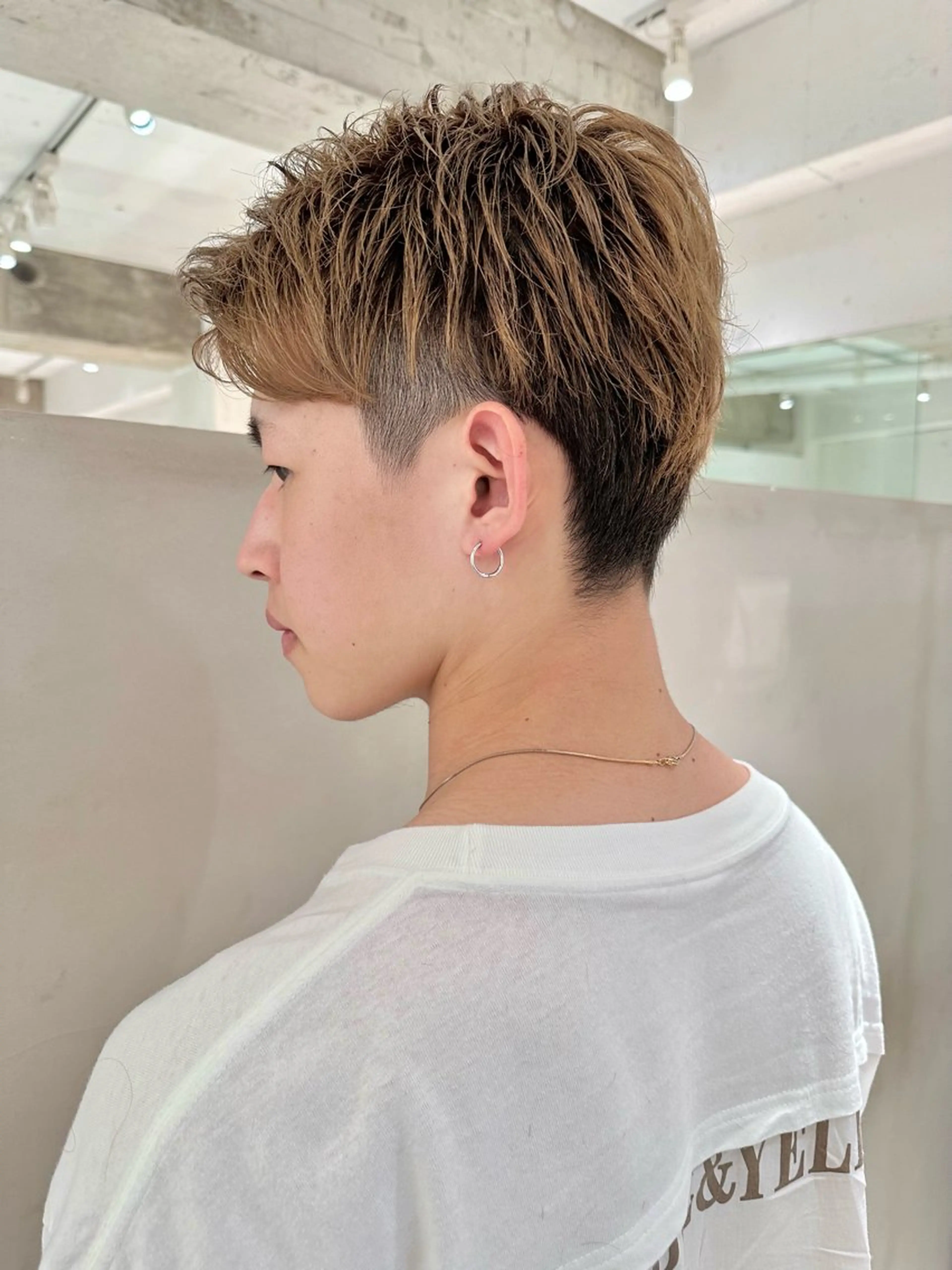 ショート カラー パーマ メンズ フェードカット メンズパーマ 刈り上げ ショートヘア 榎本 健太のヘアスタイル