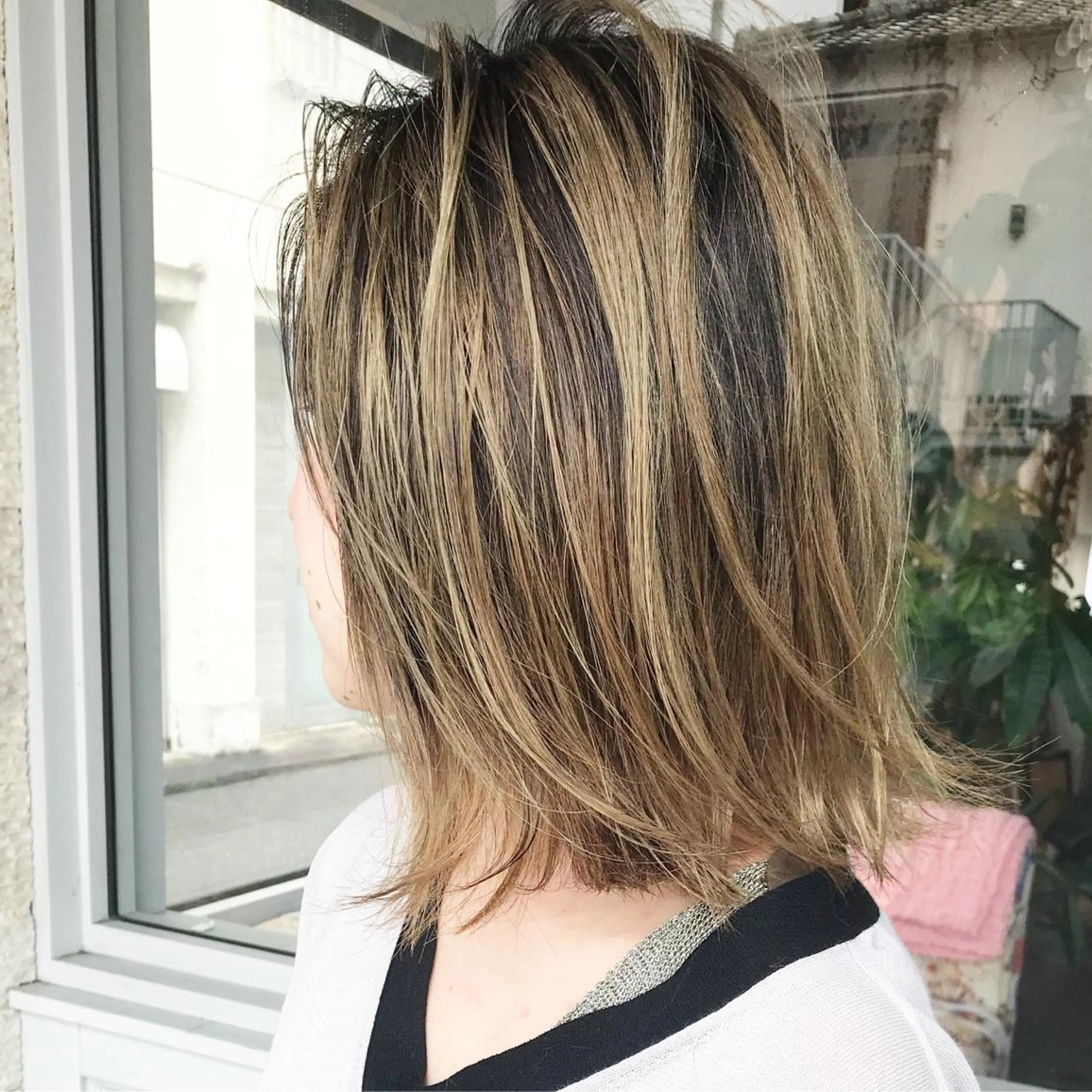 ミディアム カラー ヘアアレンジ 切りっぱなしボブ バレイヤージュ ブリーチ グラデーションカラー ハイライトカラー Mariana/ 鶴原-ハイライトのヘアスタイル