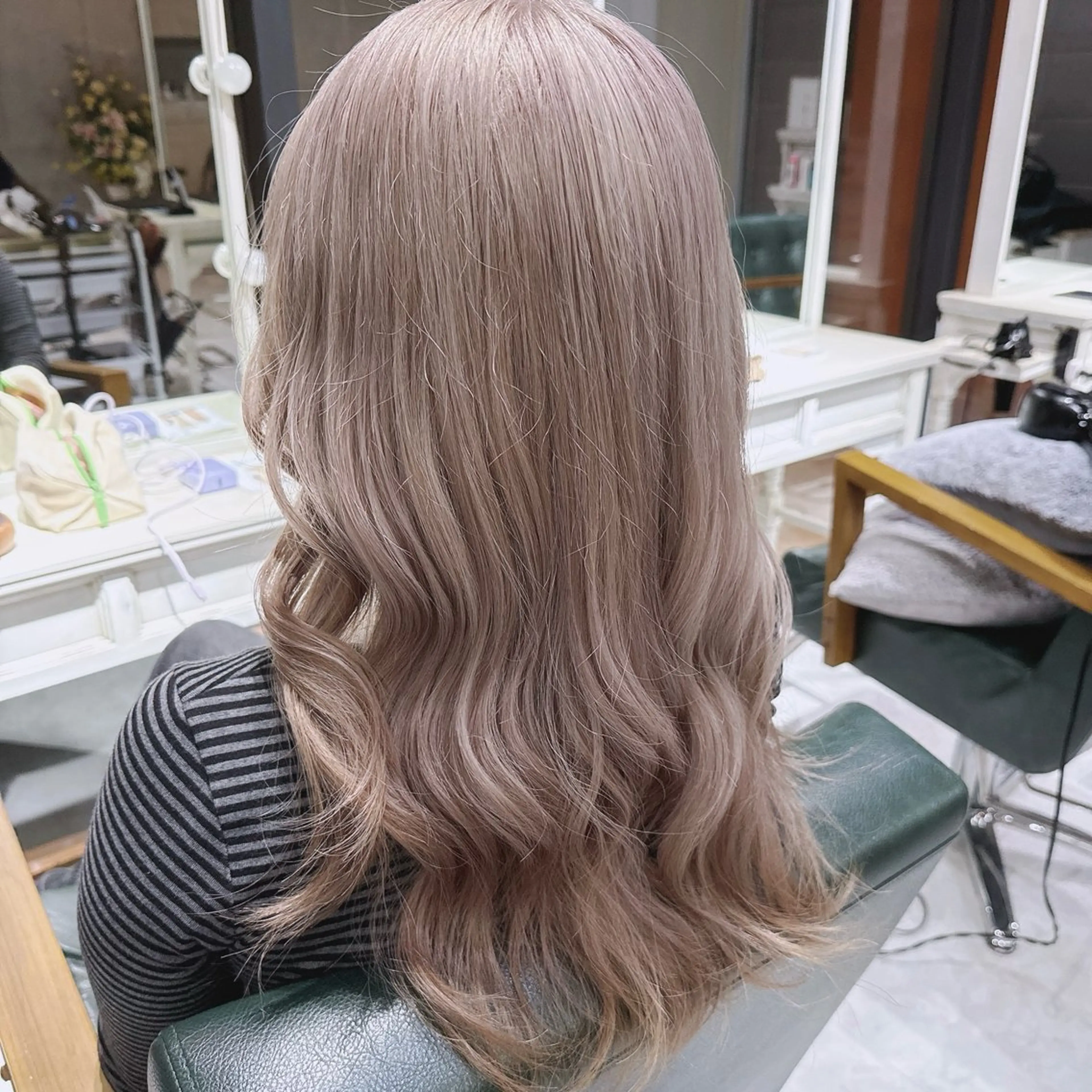 セミロング カラー ベージュカラー ブリーチ デザインカラー ハイトーンカラー ミルクティーベージュ ヘアカラー トリートメント ヘアセット DAYS Men’sのヘアスタイル