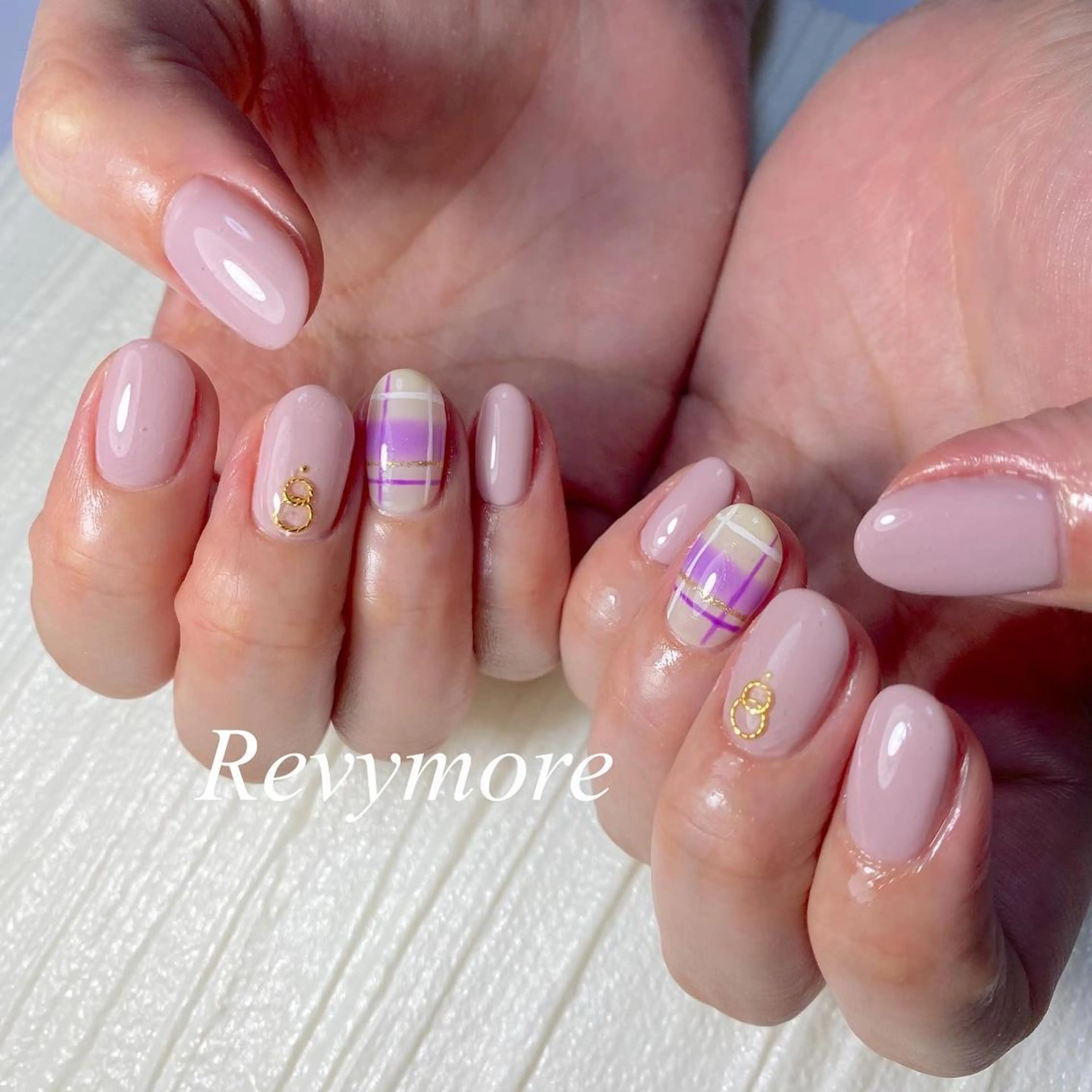 ミディアム ネイル パープルカラー ジェルネイル ニュアンスネイル オフィスネイル パープル nail salon Revymore所属・nail salon Revymoreのネイルデザイン