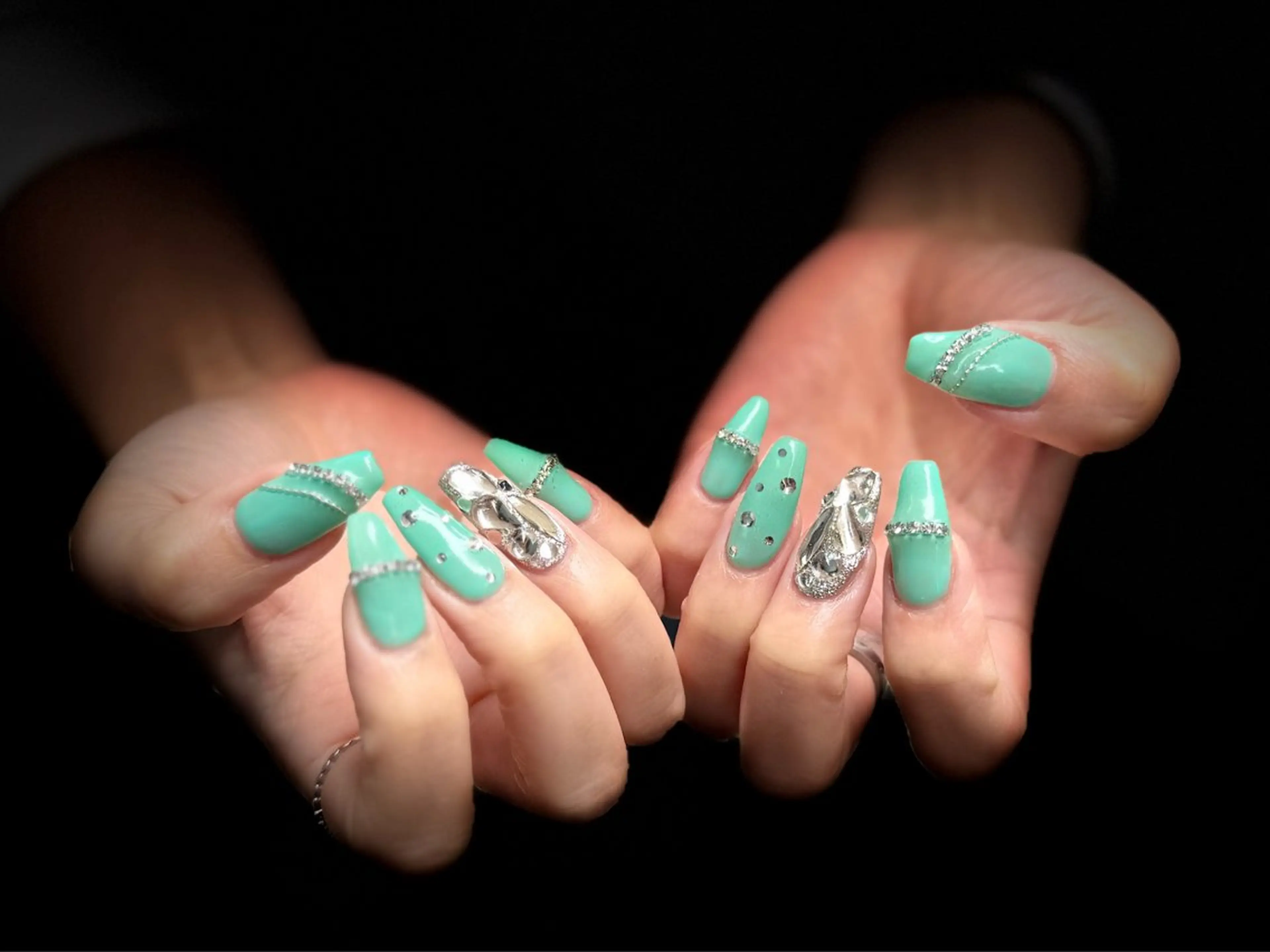 ネイル グリーン キラキラネイル ストーンネイル ハンドネイル ✴︎ C+nailのネイルデザイン