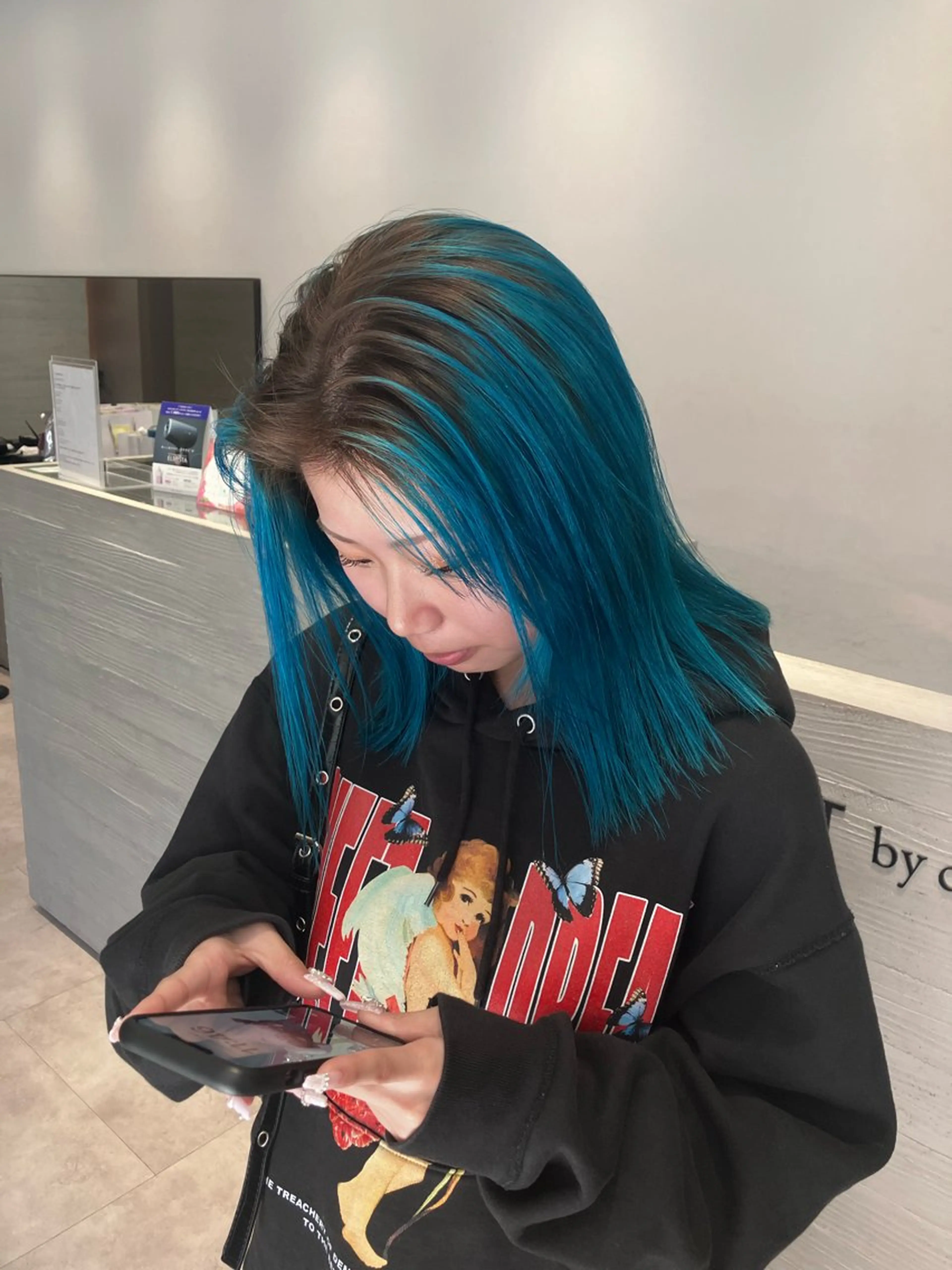 ミディアム カラー ブリーチ サキ🤍ハイトーン 🩰くびれ巻きヘアのヘアスタイル